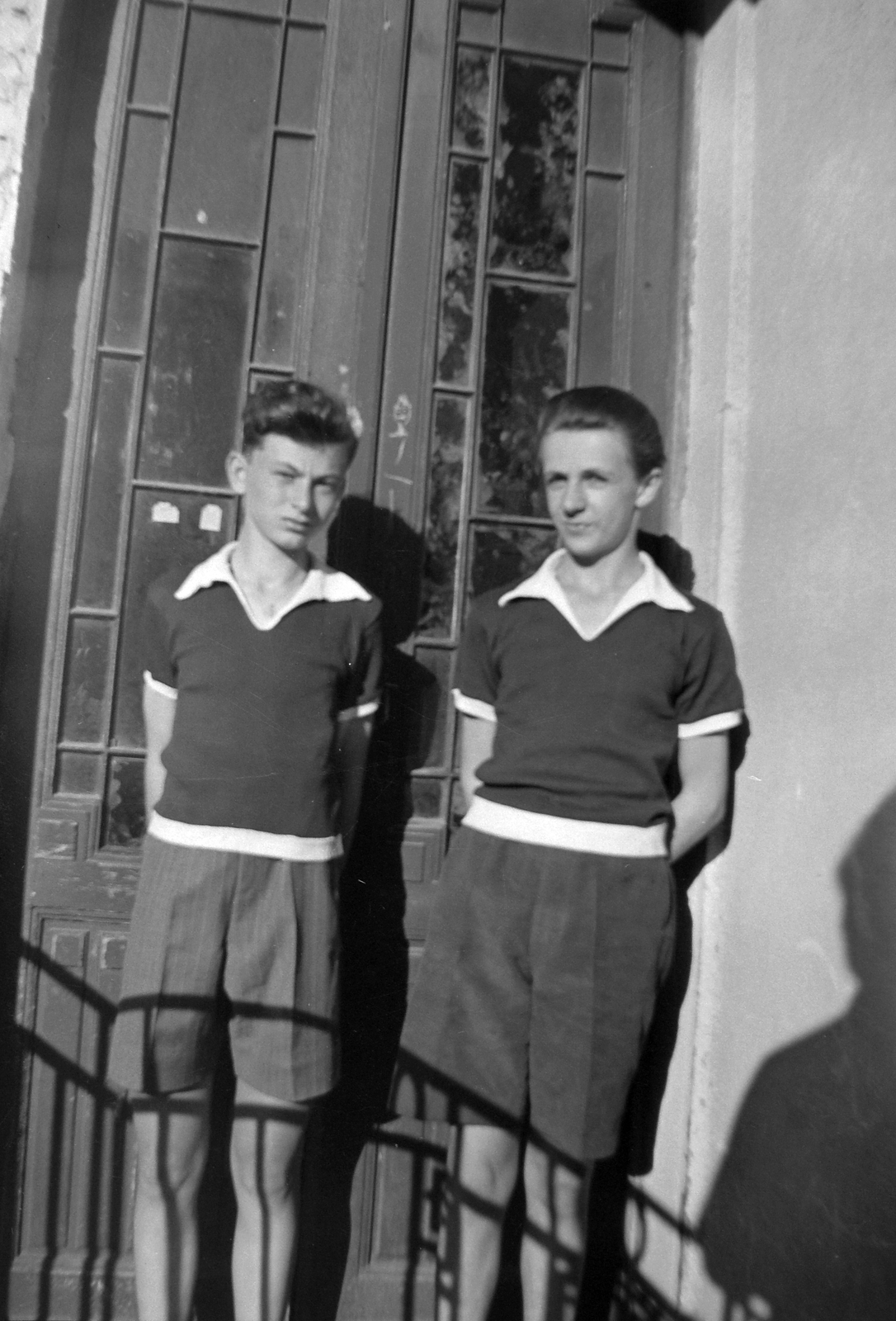 1936, Fortepan, courtyard balcony, door, boys, double portrait, hands behind the back, Fortepan #21272