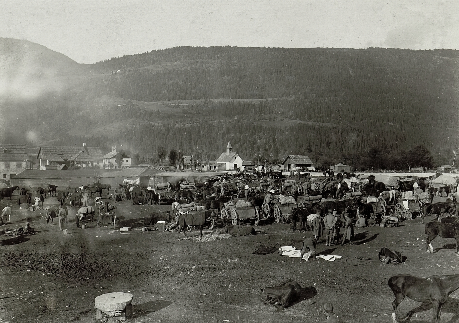 Austria, a Császári és Királyi Hadsereg 2. hadosztály 4. ütegének 20-as ágyú ezrede táborozik a Nassfeld-hágón történő átkelés előtt., 1915, Österreichische Nationalbibliothek, church, Fortepan #212728
