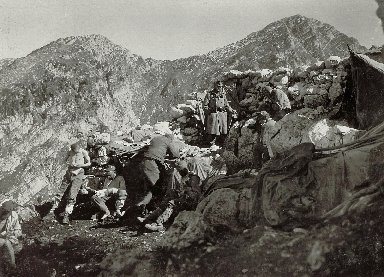 Slovenia, a Császári és Királyi Hadsereg egyik állása a Vršič-csúcs közelében, hátérben a Lipnik-hegycsúcs., 1915, Österreichische Nationalbibliothek, First World War, soldier, sandbag, Fortepan #212730