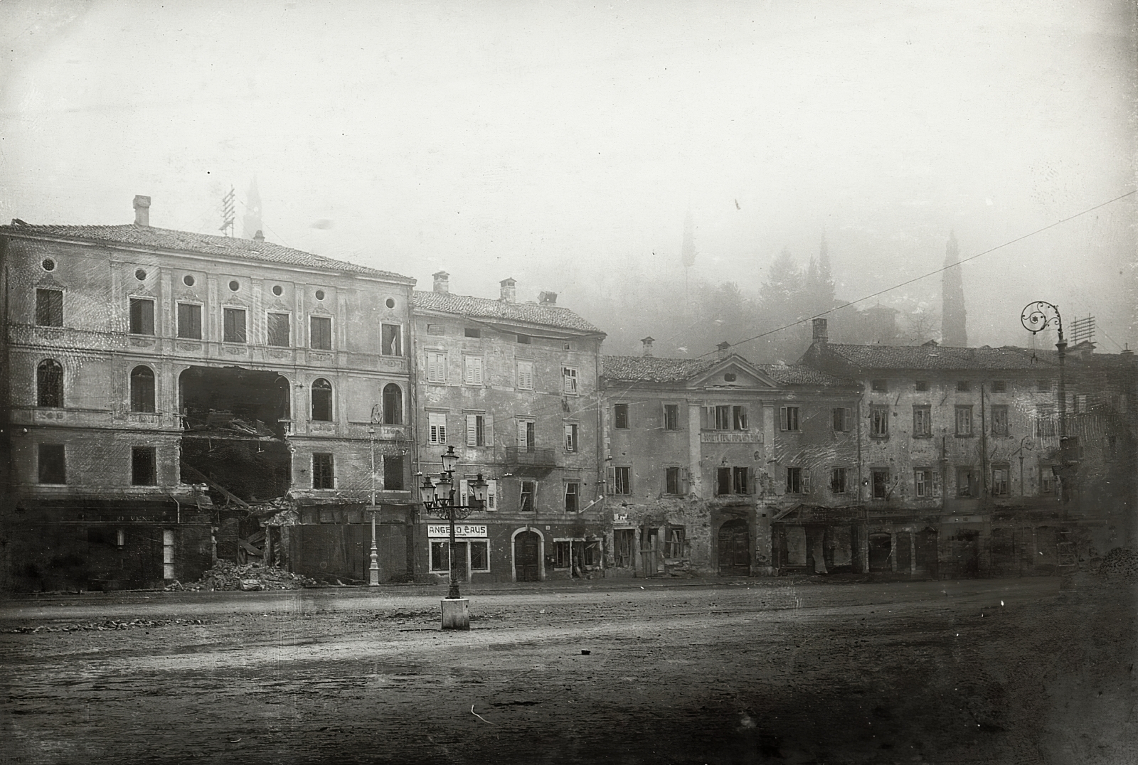 Italy, Gorizia, Piazza della Vittoria (Grosser Platz), balra a romos Venuti-ház., 1915, Österreichische Nationalbibliothek, damaged building, Fortepan #212733