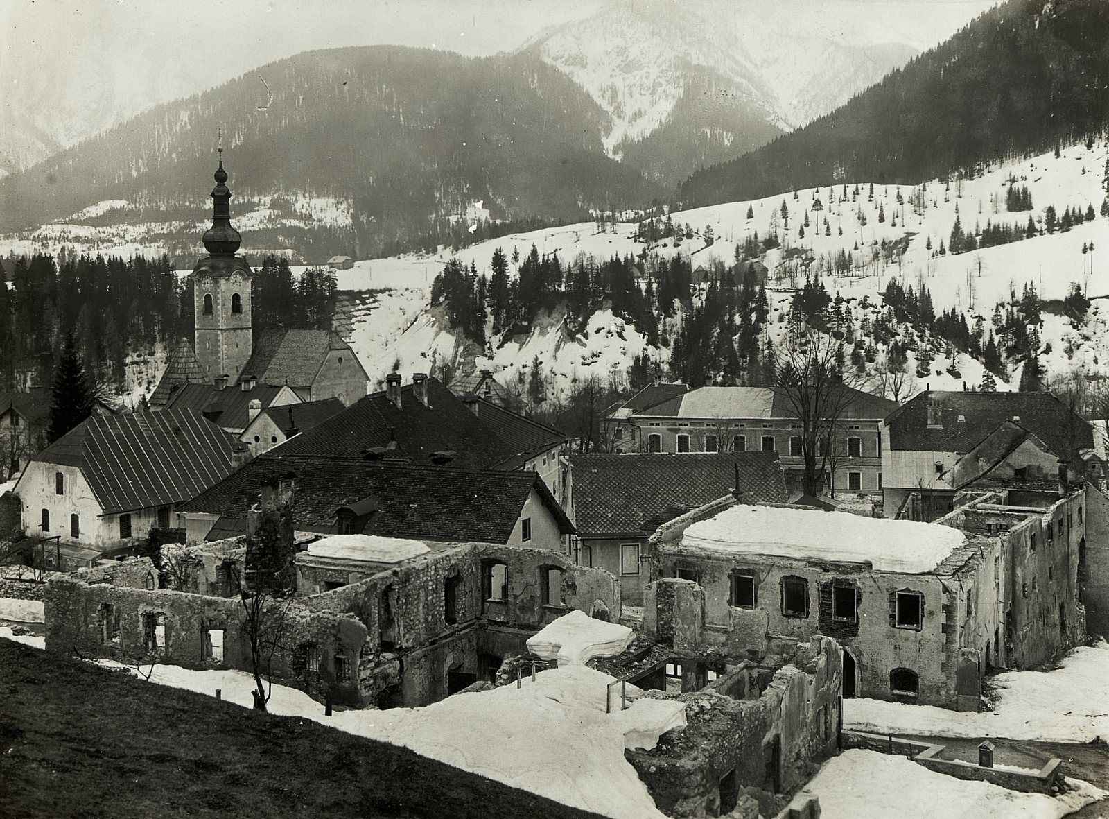 Italy, Tarvisio, a Piazza Unitá (Marktplatz) környéke észak felől, balra a Chiesa dei Santi Pietro e Paolo., 1915, Österreichische Nationalbibliothek, church, war damage, Fortepan #212741