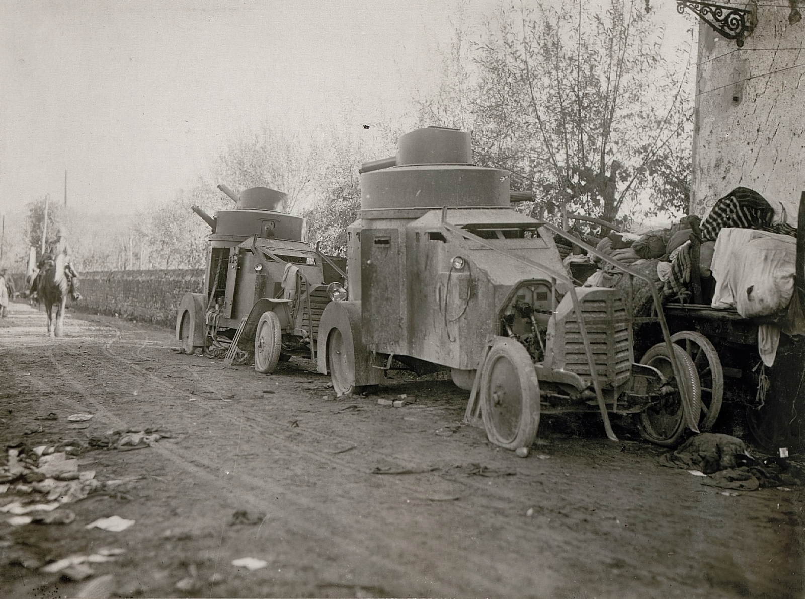 Italy, San Tomaso di Majano városrész, a Császári és Királyi Hadsereg által az olasz seregtől zsákmányolt páncélautó., 1917, Österreichische Nationalbibliothek, armoured car, wreck, untitled, Fortepan #212742