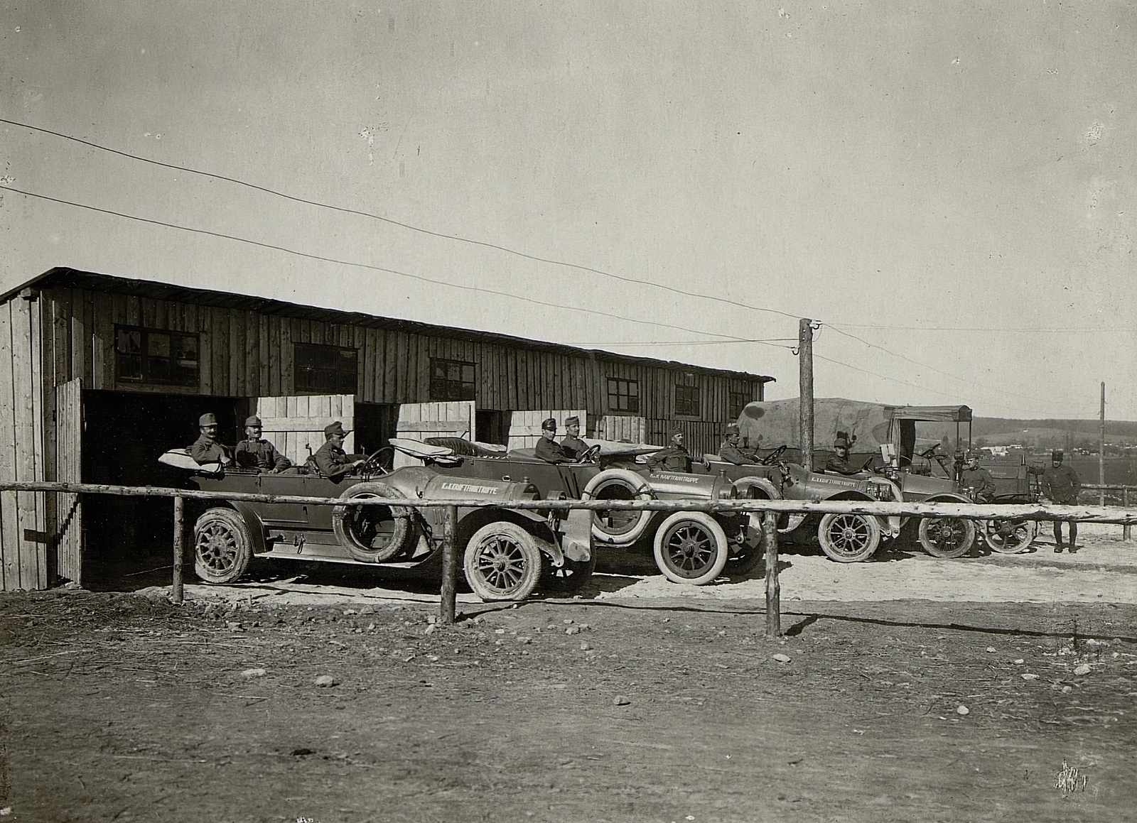 Ukraine, (ekkor Pomorzany), a Császári és Királyi hadsereg garázsa., 1917, Österreichische Nationalbibliothek, automobile, Fortepan #212760