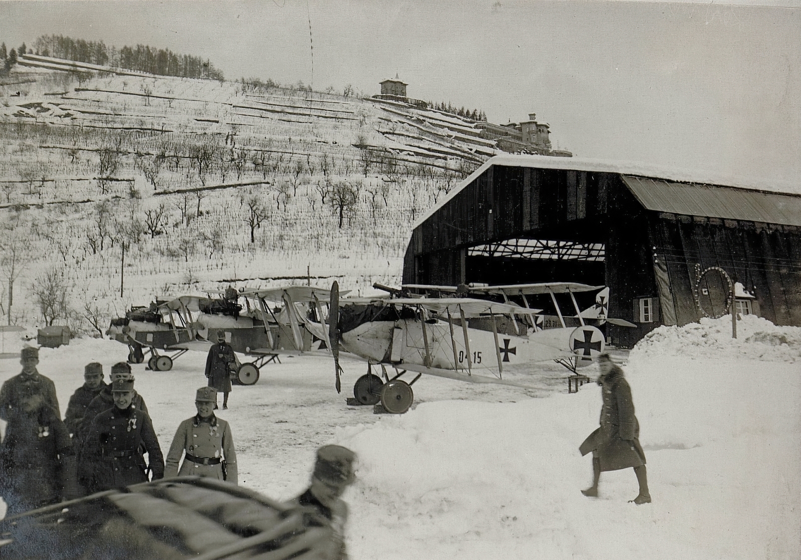 Olaszország, Levico Terme, a Császári és Királyi Hadsereg katonai repülőtere IV. Károly magyar király látogatása idején, 1917. január 17-én., 1917, Österreichische Nationalbibliothek, repülőgép, hangár, repülőtér, Hansa-Brandeburg C.I, Fokker B.III, Fortepan #212782