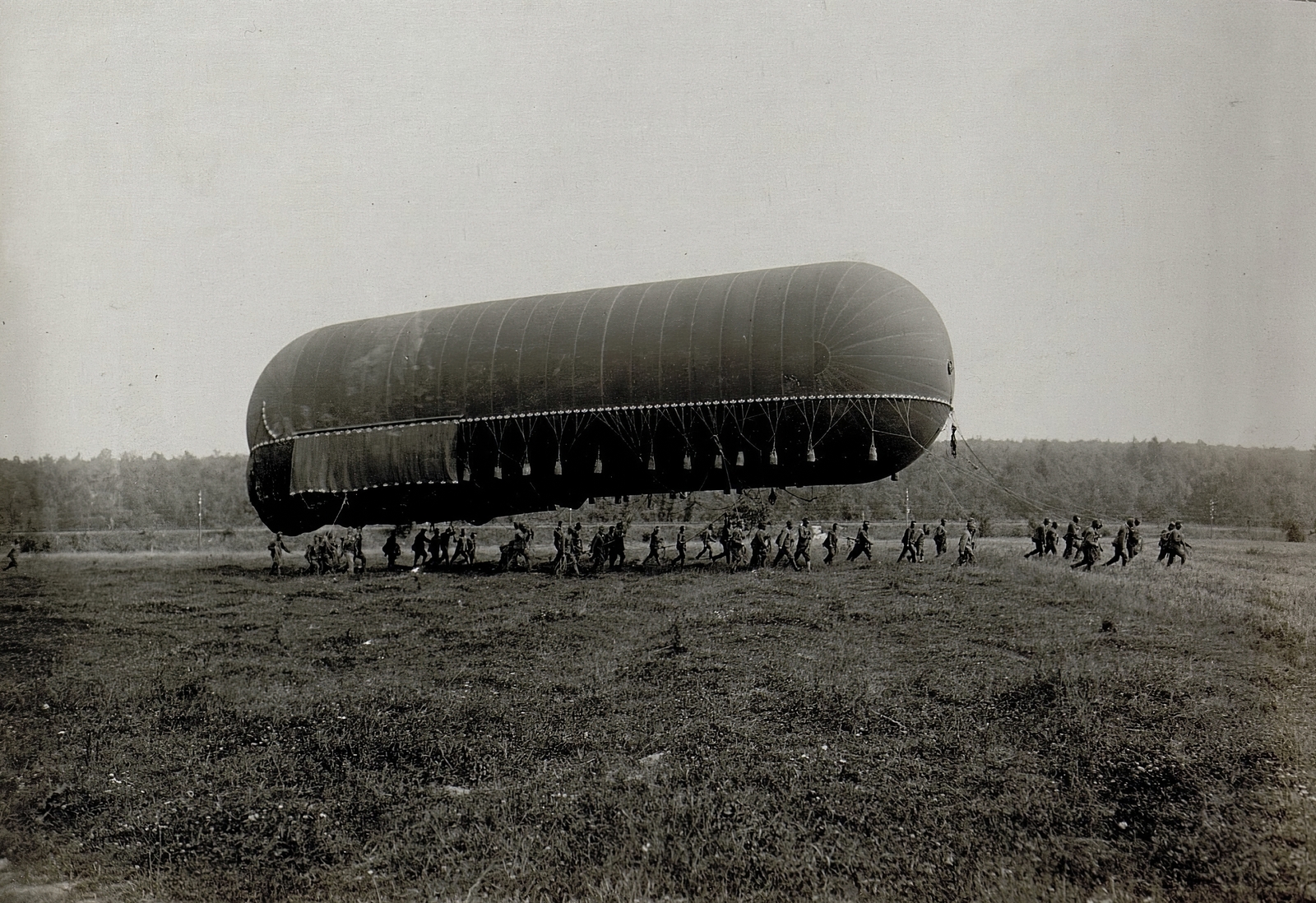 Ukrajna, Az Osztrák-Magyar Monarchia hadseregének Drachen típusú rögzített megfigyelő léggömbjének bemutatója a keleti fronton., 1916, Österreichische Nationalbibliothek, léghajó, Fortepan #212787