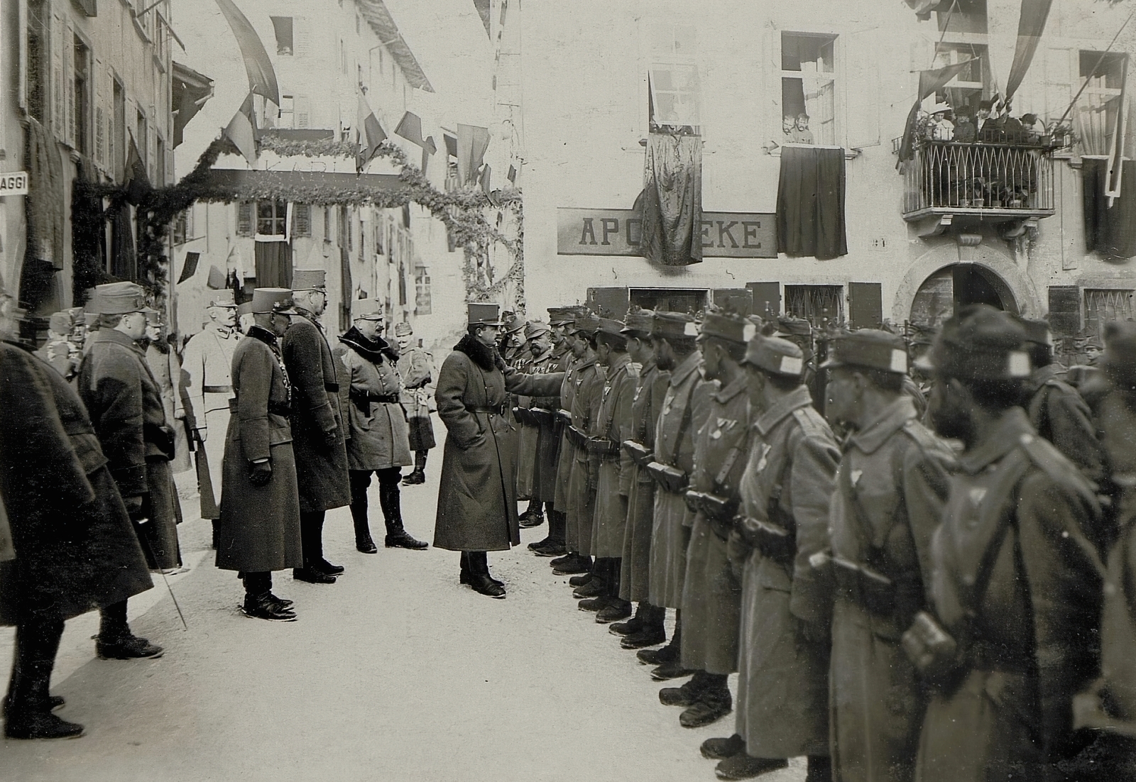 Italy, Piazza San Valentino, a katonák sorfala előtt IV. Károly magyar király., 1917, Österreichische Nationalbibliothek, pharmacy, inspection, Fortepan #212789