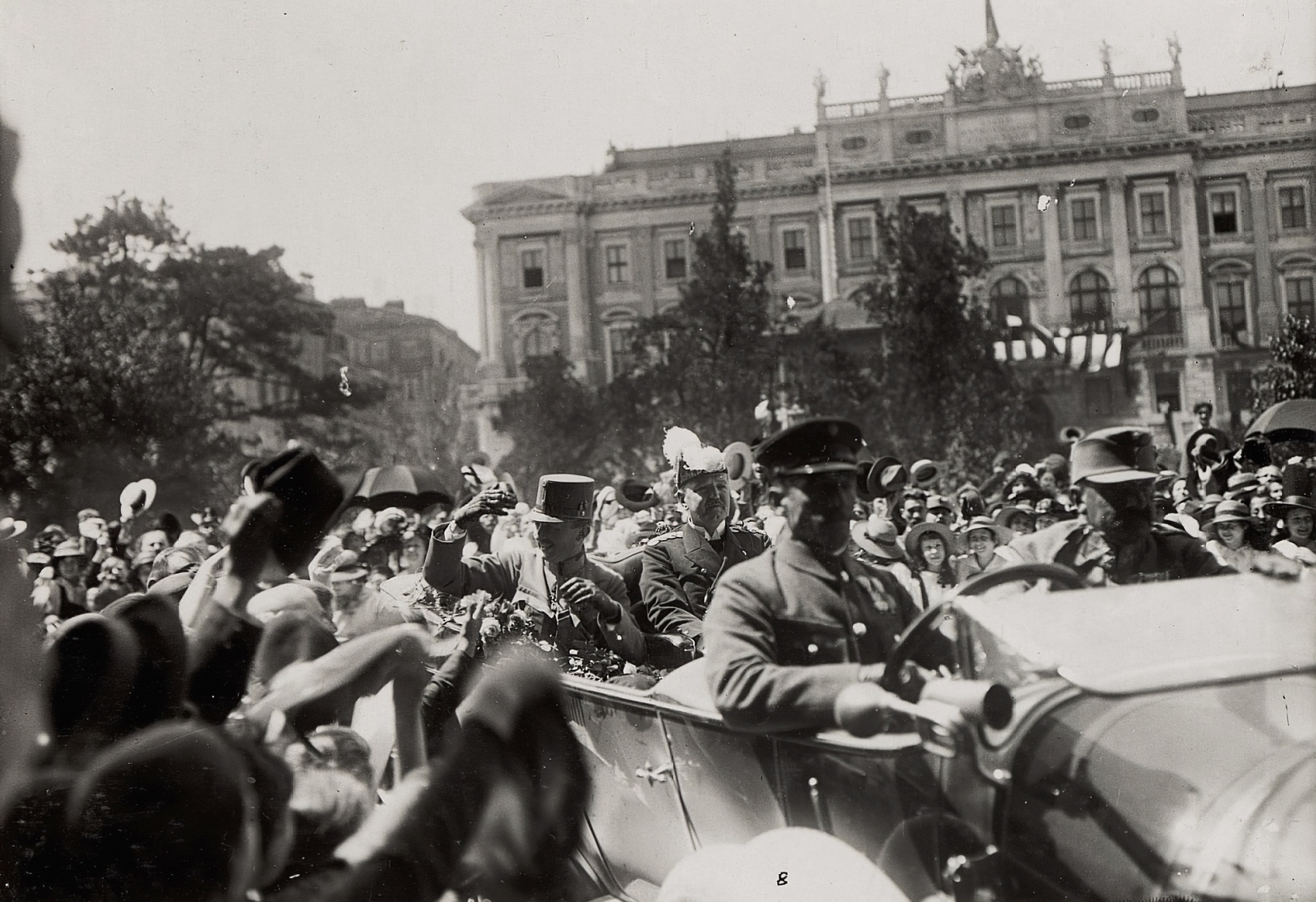 Italy, Trieste, Piazza dell'Unita d'Italia (Piazza Francesco Giuseppe), háttérben a Palazzo del Lloyd Triestino (később Friuli-Venezia Giulia autonóm tartományi központ). A személygépkocsiban hátul balra IV. Károly magyar király, jobbra Attems Márius gróf dalmáciai helytartó., 1917, Österreichische Nationalbibliothek, automobile, Fortepan #212799
