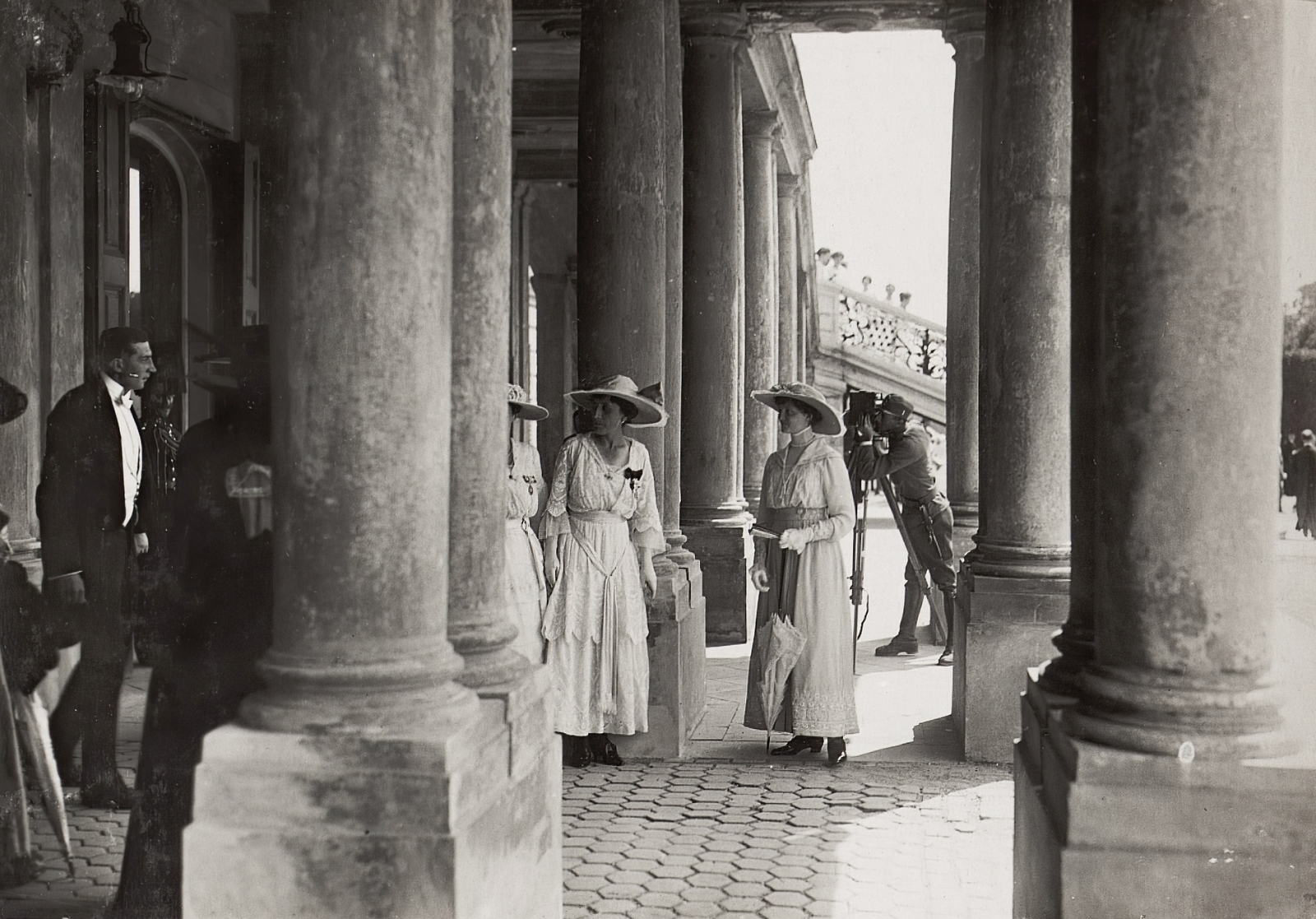 Austria, Vienna, a Schönbrunni-kastély a park felől., 1915, Österreichische Nationalbibliothek, pillar, photographer, sunshades, white dress, Fortepan #212804