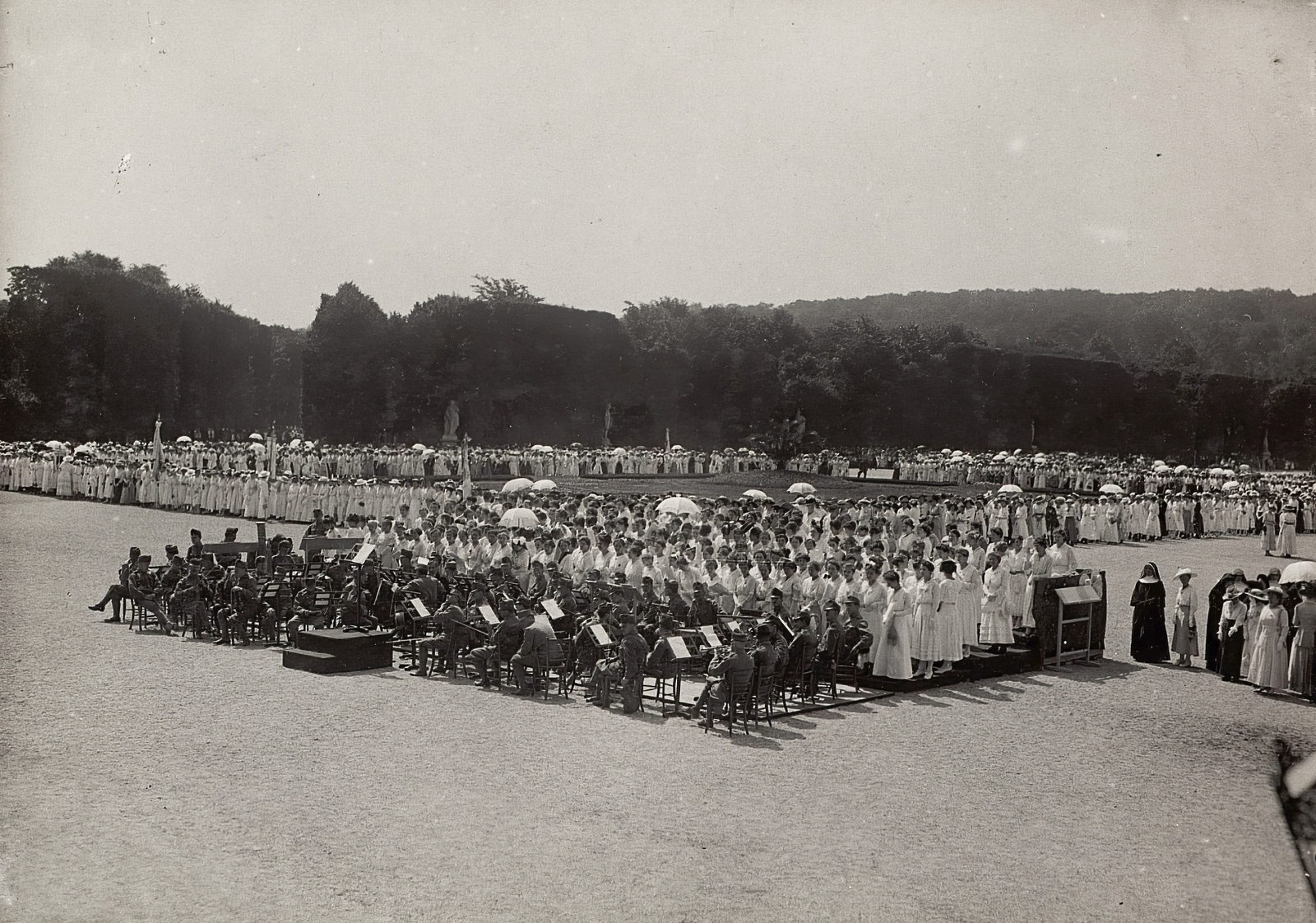 Ausztria, Bécs, a Schönbrunni kastély parkja., 1915, Österreichische Nationalbibliothek, tömeg, apáca, zenekar, Fortepan #212805