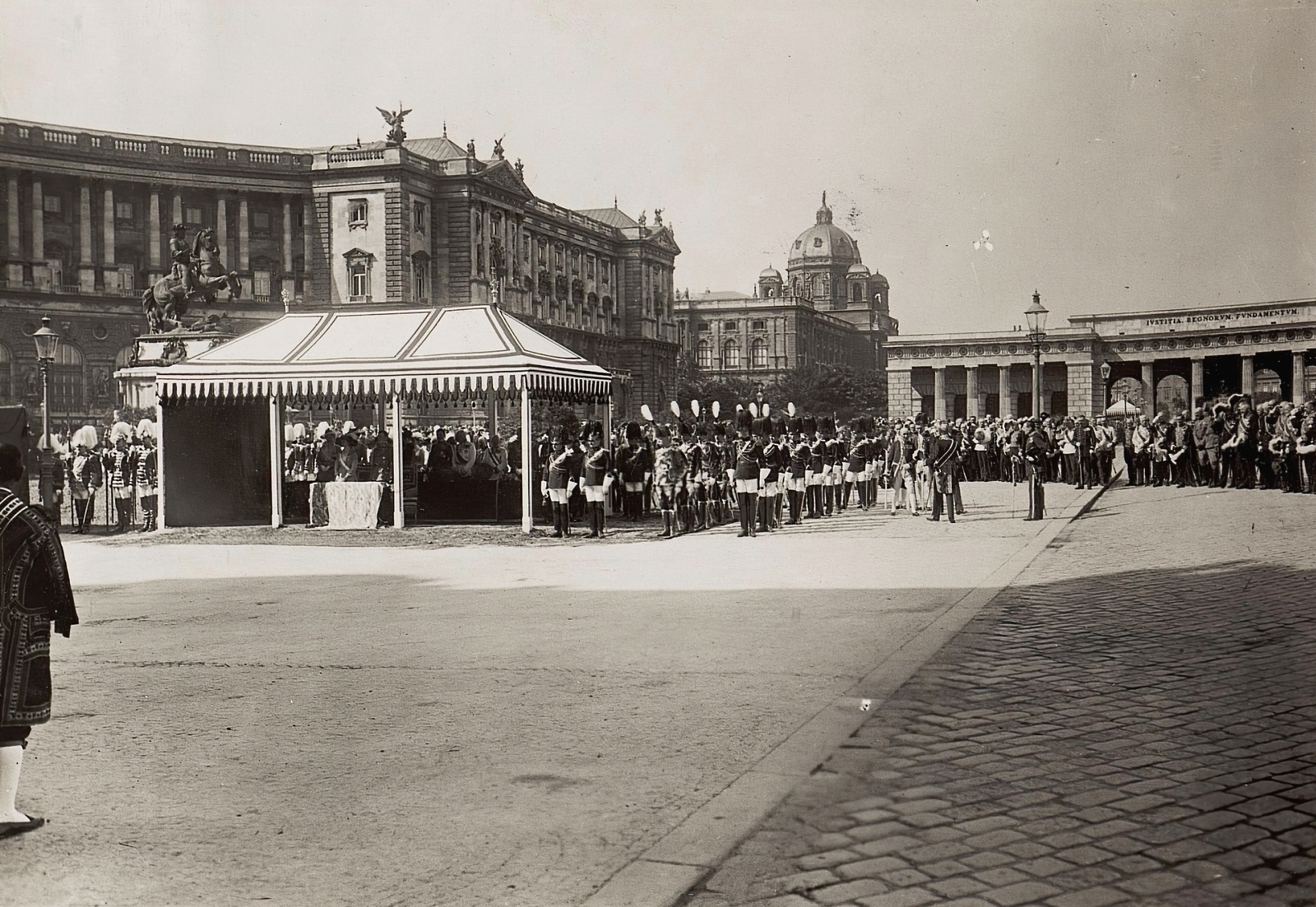 Austria, Vienna, Heldenplatz a Hofburg előtt. Úrnapja, a felvétel 1917. június 7-én készült., 1917, Österreichische Nationalbibliothek, soldier, Fortepan #212806