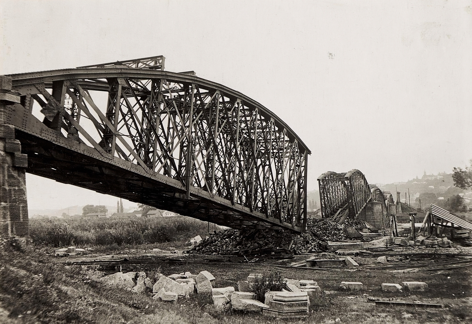 Ukraine, Chernivtsi, (ekkor Czernowitz), lerombolt vasúti híd., 1917, Österreichische Nationalbibliothek, wrecked bridge, Fortepan #212809