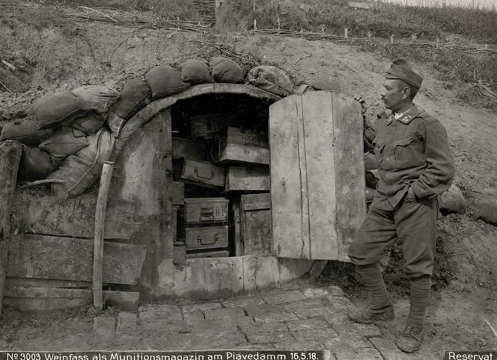 Italy, a Császári és Királyi Hadsereg lőszertárolójaként funkcionáló boroshordó a Piave folyó töltésében., 1918, Österreichische Nationalbibliothek, Fortepan #212852