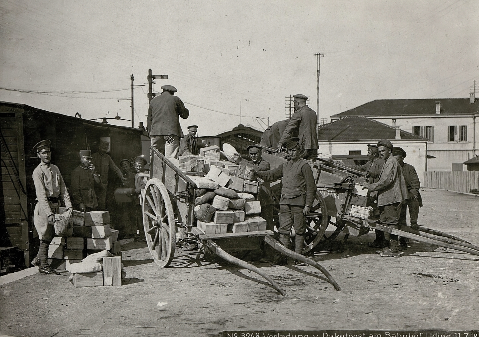 Olaszország, Udine, pályaudvar, csomagküldemények kirakodása., 1918, Österreichische Nationalbibliothek, kézikocsi, Fortepan #212859