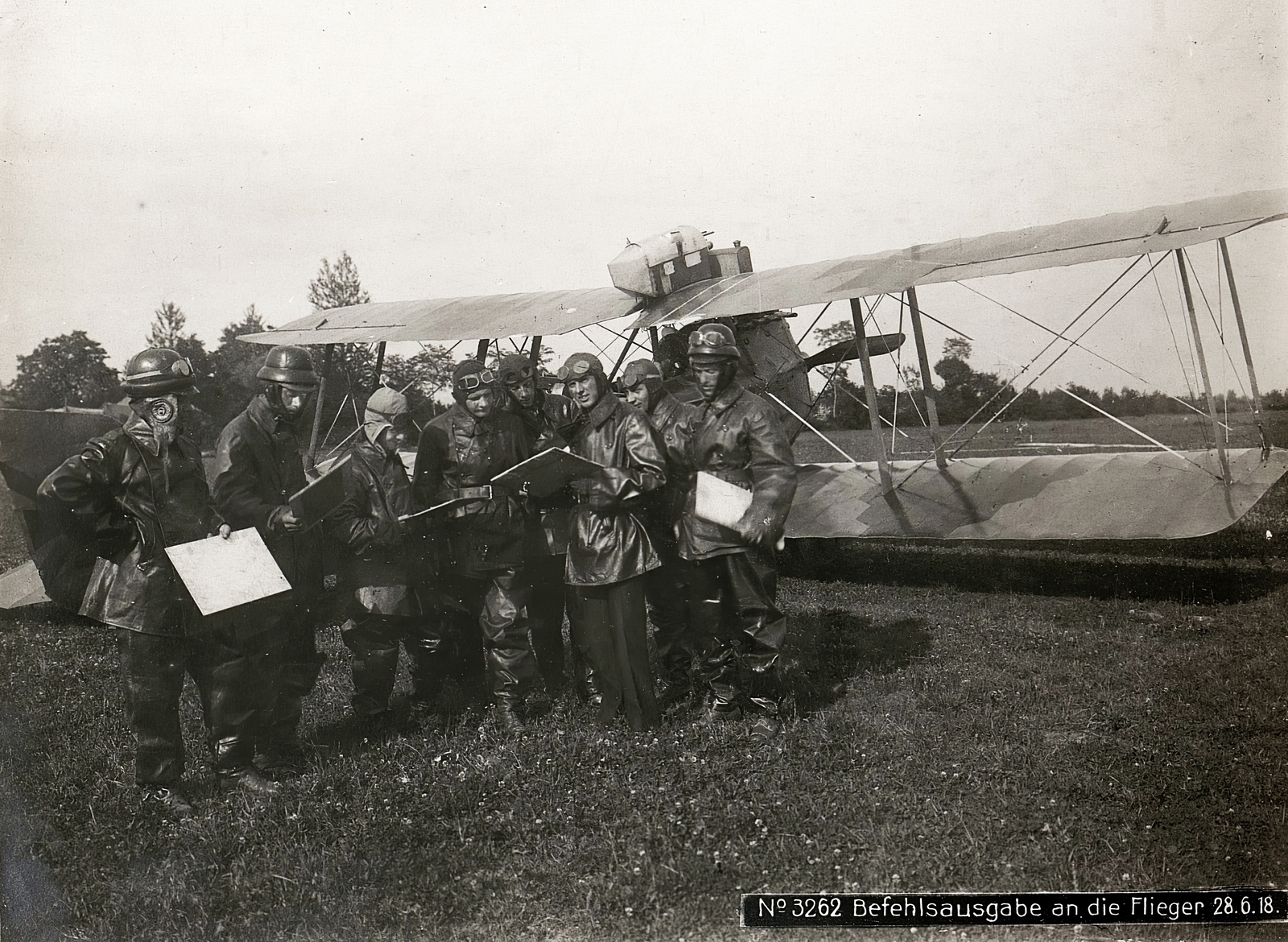 Italy, a Császári és Királyi Hadsereg egyik légi egysége az olasz fronton. Parancskihirdetés a pilótáknak., 1918, Österreichische Nationalbibliothek, airplane, Hansa-Brandenburg-brand, biplane, leather jacket, leather cap, Fortepan #212862