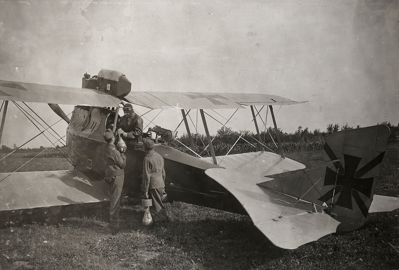 Italy, a Császári és Királyi Hadsereg egyik légi egysége az olasz fronton. Légi bombák rakodása az egyik repülőgépbe., 1918, Österreichische Nationalbibliothek, airplane, Hansa-Brandenburg-brand, biplane, Fortepan #212863