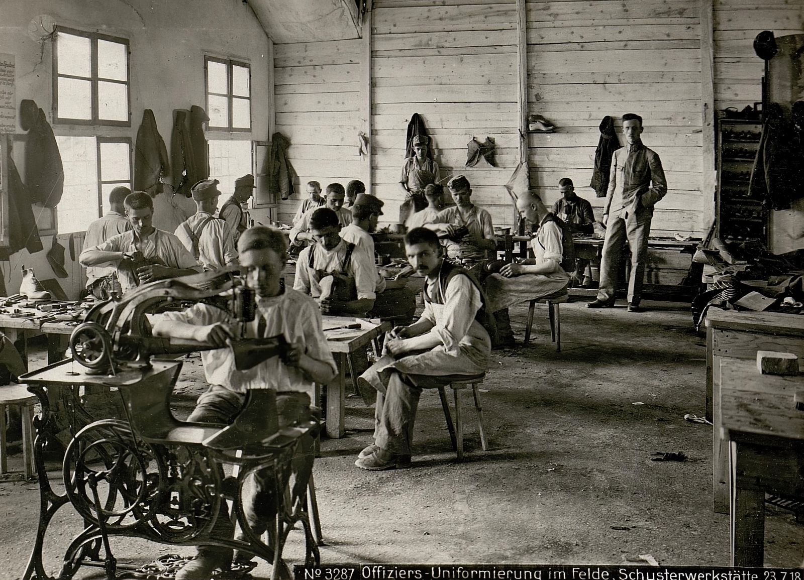 a Császári és Királyi Hadsereg egyik cipészműhelye, 1918, Österreichische Nationalbibliothek, shoe manufacturing, sewing machine, shoemaker, Fortepan #212867