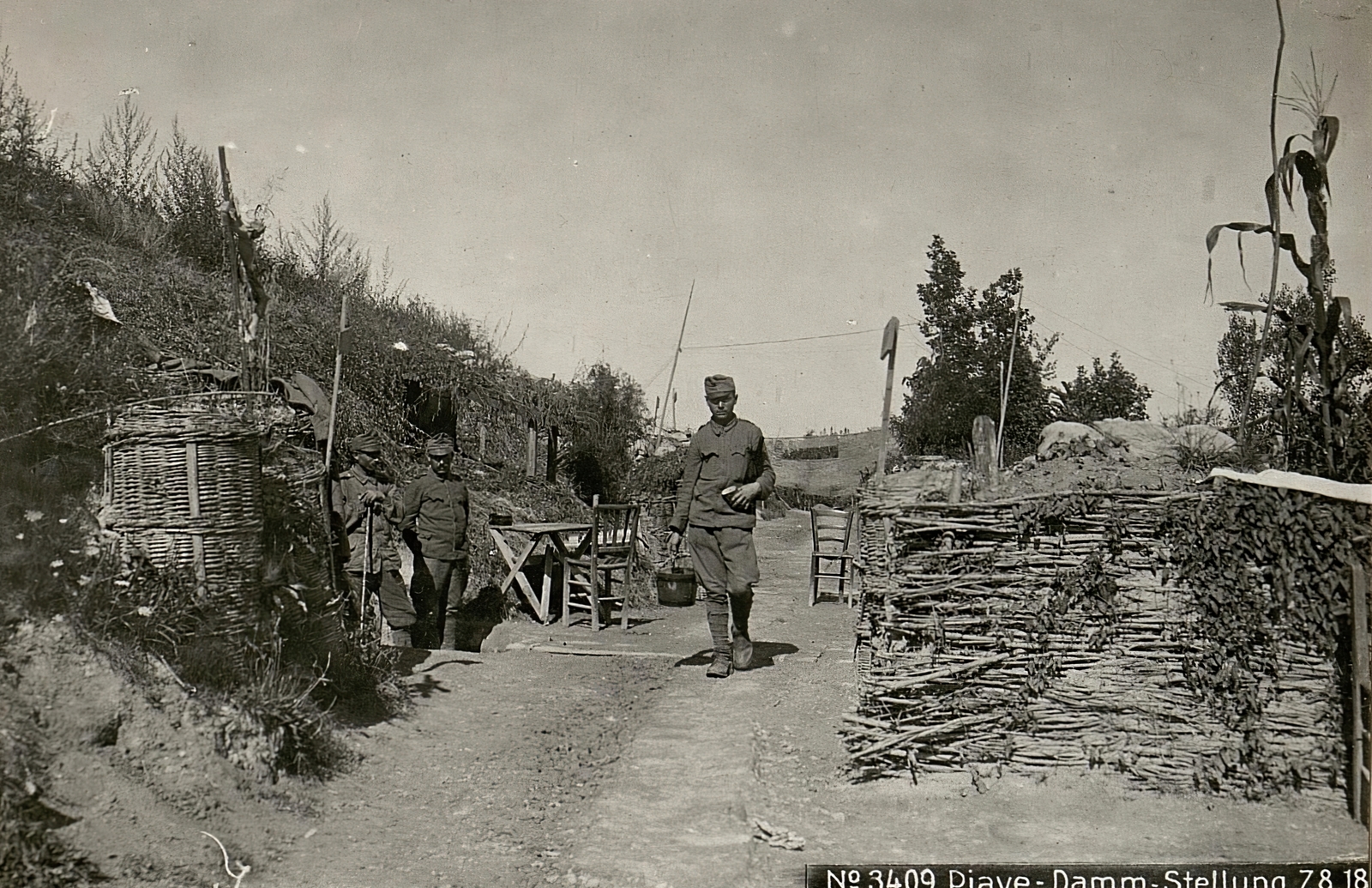 Olaszország, a Császári és Királyi Hadsereg egyik állása a Piave folyó töltése mellett., 1918, Österreichische Nationalbibliothek, patics kerítés, Fortepan #212877