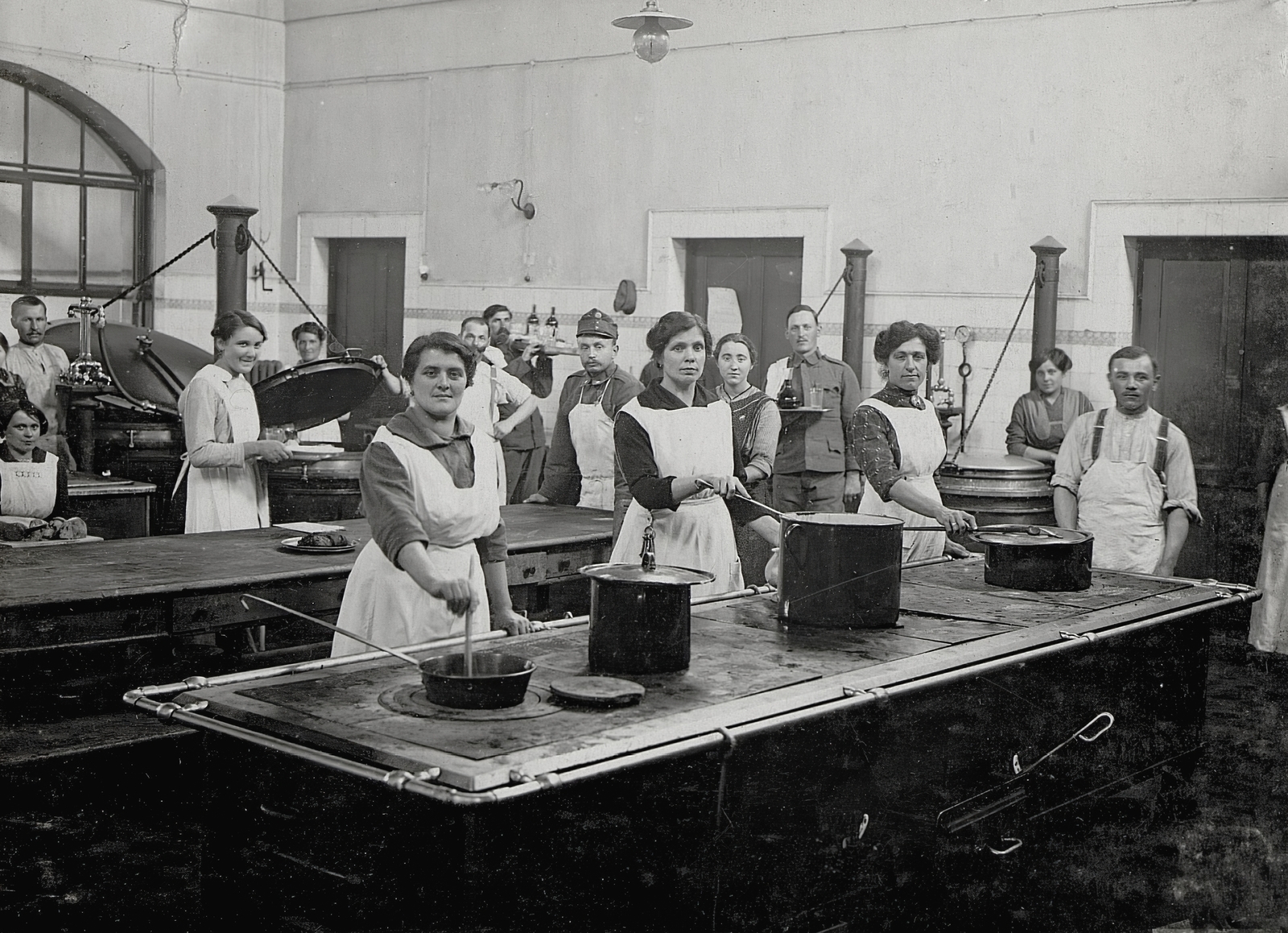 Italy, járványkórház, konyha., 1918, Österreichische Nationalbibliothek, cooking, pot, cauldron, kitchen, fireplace, Fortepan #212894
