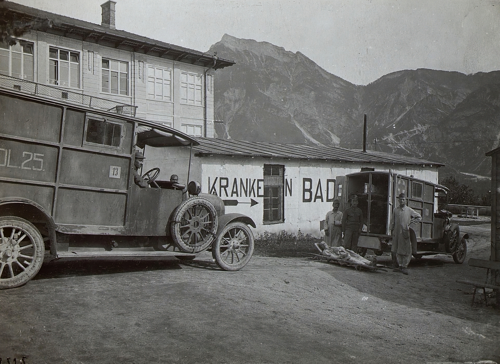 Italy, tartalékkórház, mentőautók az udvaron., 1918, Österreichische Nationalbibliothek, ambulance, barrow, automobile, Fortepan #212897