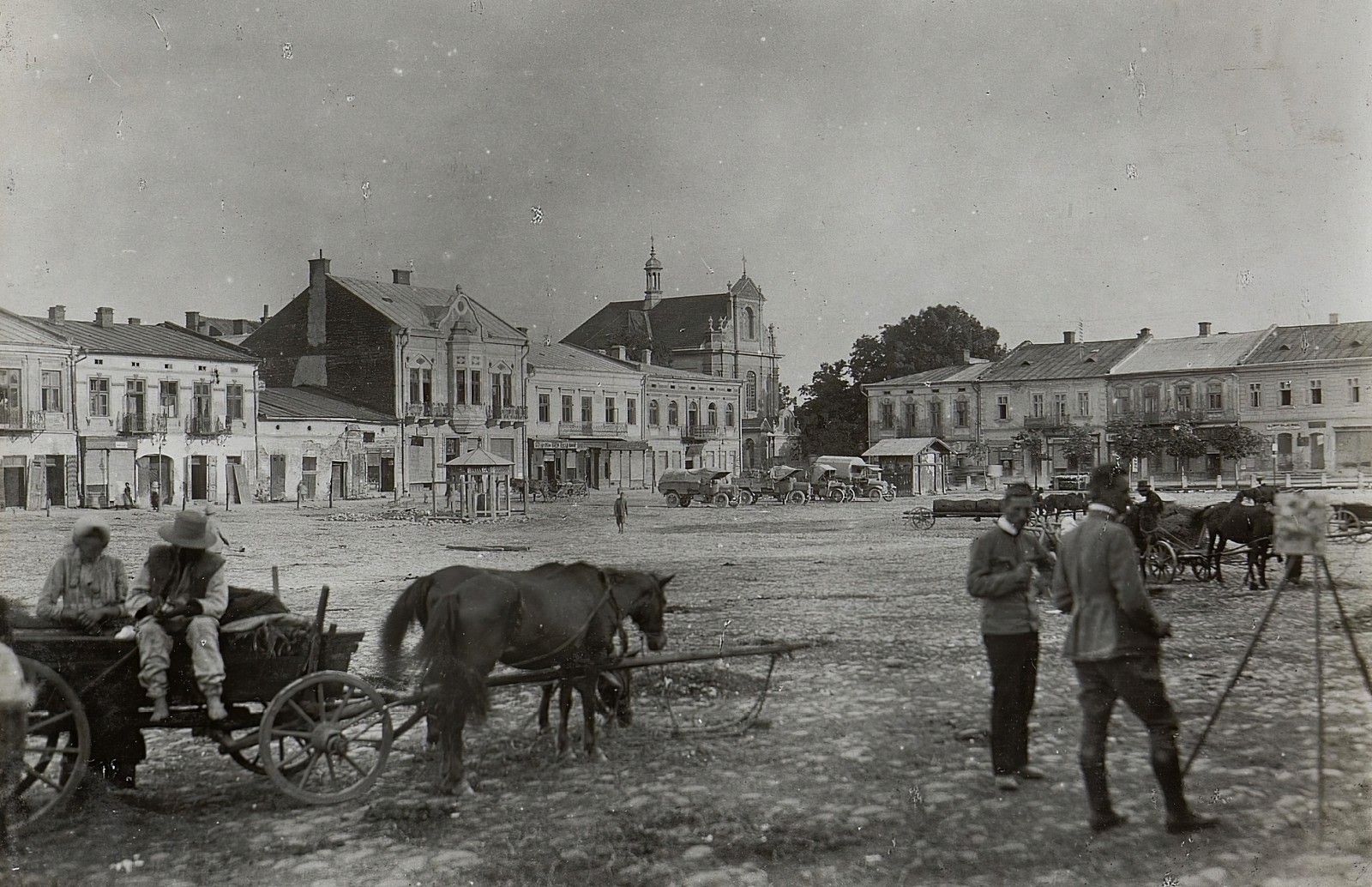 Ukraine, Kolomyia, Tarasz Sevcsenko tér (ekkor Markplatz), háttérben a Szent Jozafát görög katolikus templom (ekkor Nagyboldogasszony római katolikus templom)., 1917, Österreichische Nationalbibliothek, church, Fortepan #212908