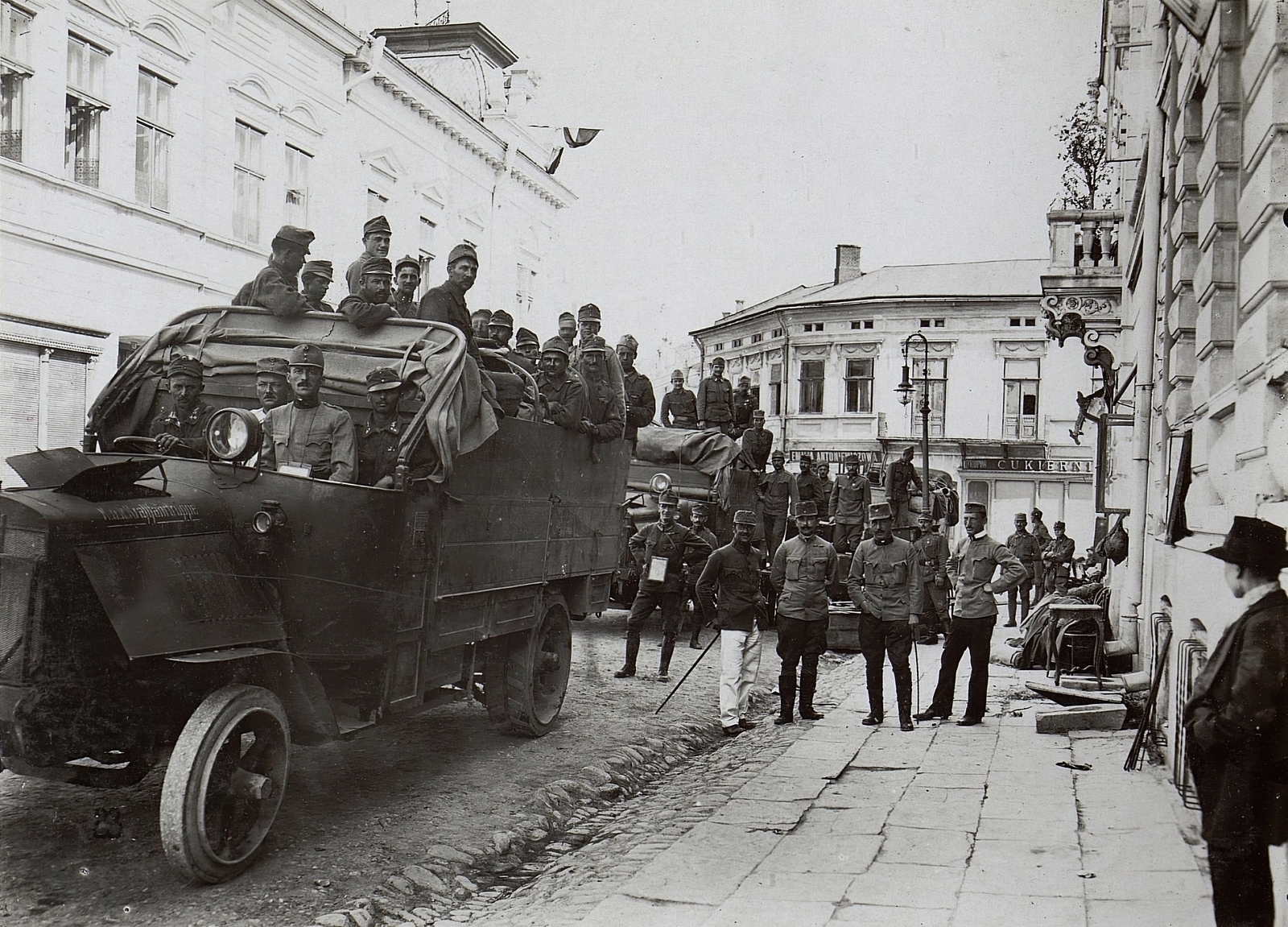 Ukraine, Kolomyia, a felvétel a Teatralnaja utca (ekkor ulica Kościuszki) 22. szám előtt készült., 1917, Österreichische Nationalbibliothek, commercial vehicle, Fortepan #212910