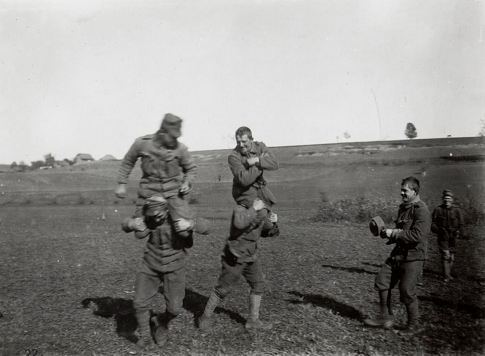 Ukraine, 1917, Österreichische Nationalbibliothek, men, jesting, sitting on the shoulders, Fortepan #212913