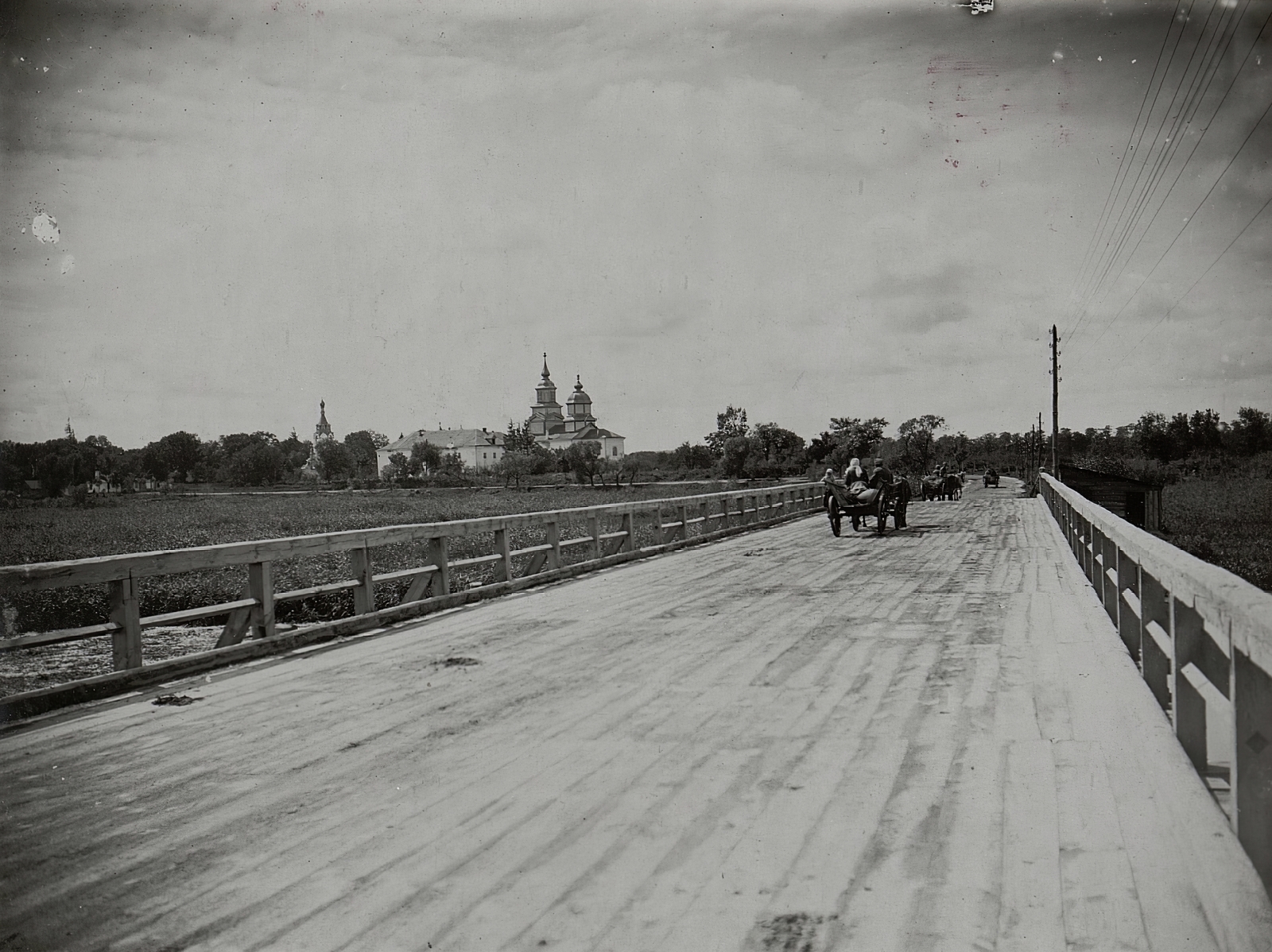 Ukraine, Dubno, látkép az Ikva folyó feletti hídról, a háttérben balra a Szent Jób-templom és jobbra a Szent Kereszt Felmagasztalása kolostor., 1917, Österreichische Nationalbibliothek, church, bridge, Fortepan #212935