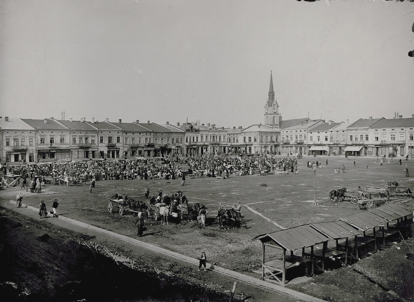 Ukraine, Stryi, Majdan Rinok (Ringplatz), háttérben a Szűz Mária Születése-templom., 1917, Österreichische Nationalbibliothek, Fortepan #212960