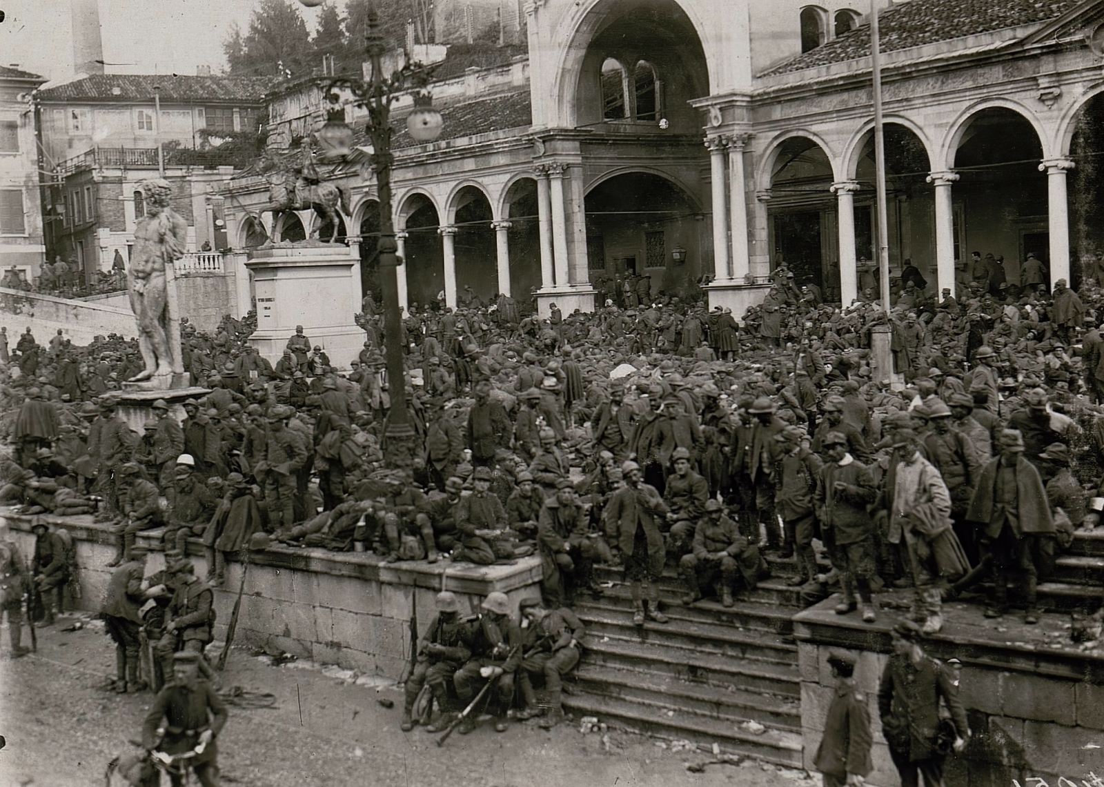 Olaszország, Udine, Piazza della Libertà, katonák pihenője a Loggia di San Giovanni előtt., 1917, Österreichische Nationalbibliothek, Fortepan #212962