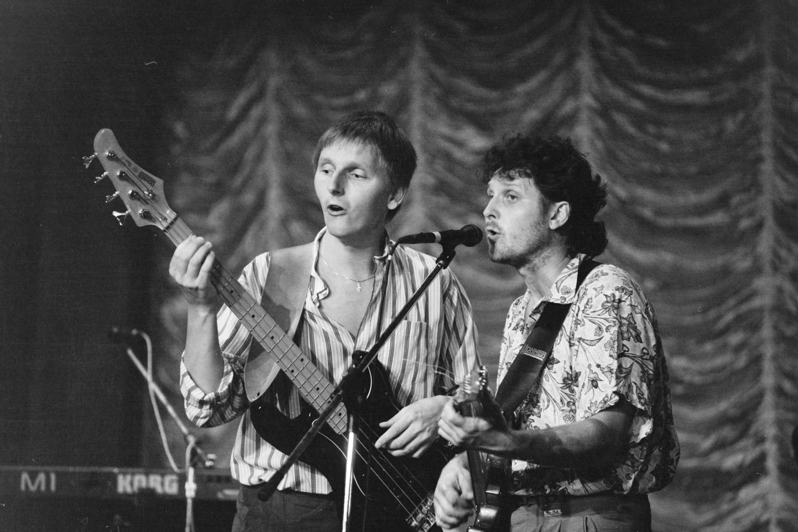 Hungary, Munkácsi Miklós: Mindhalálig Beatles című darabjának szereplői, Győri Péter és Forgács Péter színművész., 1990, Szalay Zoltán, microphone, guitar, singing, singer, microphone stand, Fortepan #212974