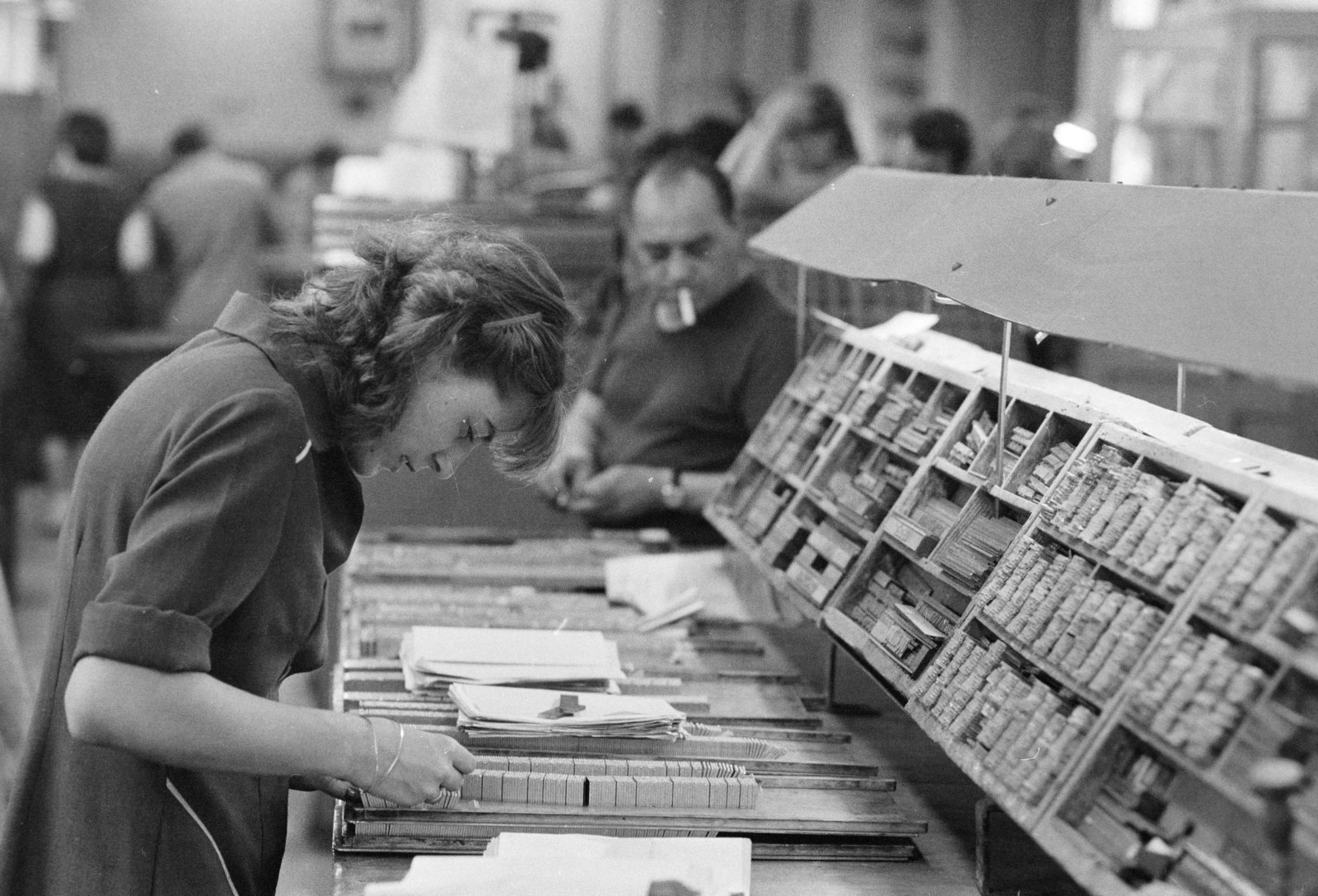 Magyarország, Budapest VII., Osvát utca, Athenaeum Nyomda, szedőterem., 1985, Szalay Zoltán, kéziszedő, nyomda, betűszekrény, nyomdaipar, Budapest, Fortepan #212984