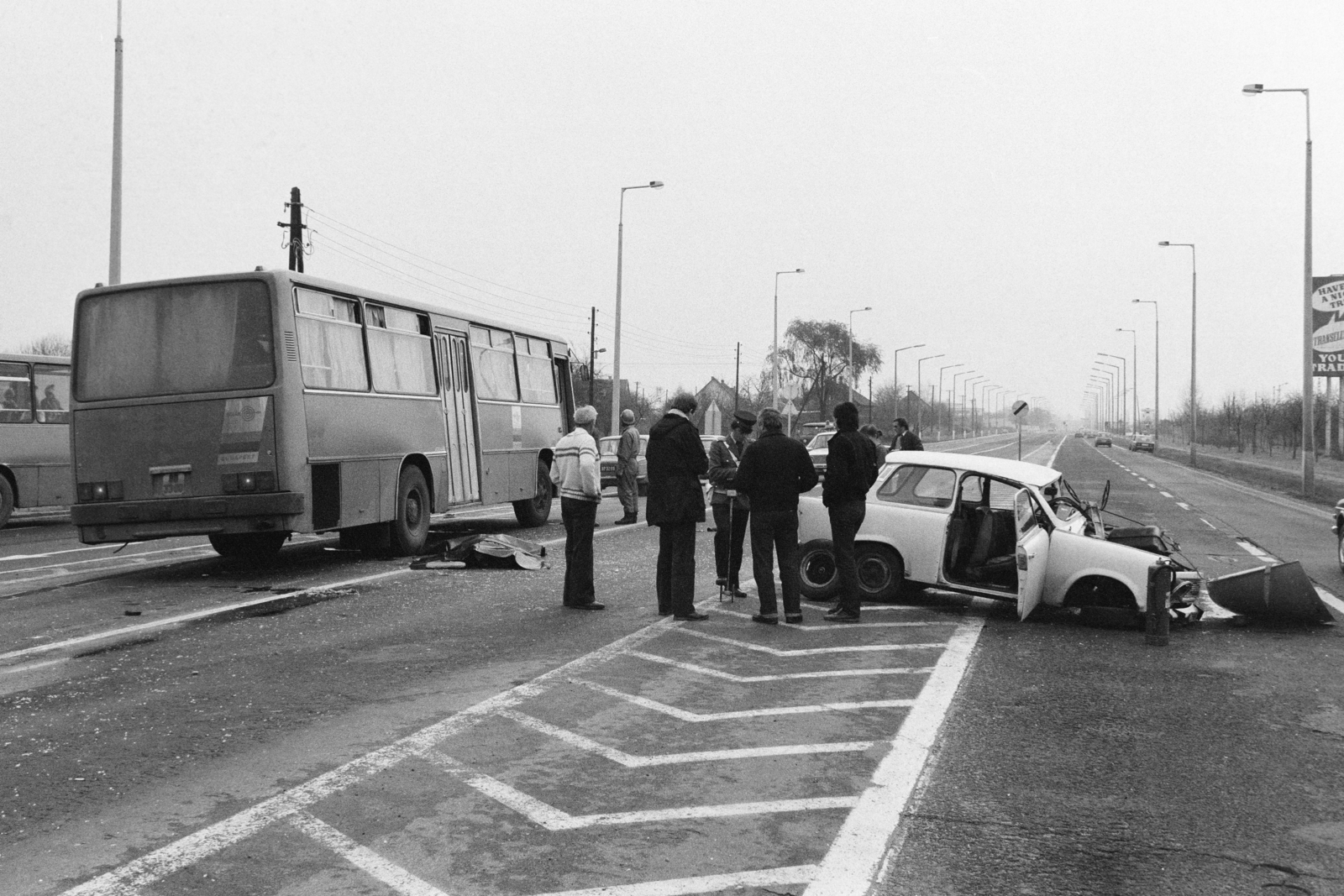 Magyarország, Budapest XVIII., Gyömrői út / Ferihegyi repülőtérre vezető út az Igló utcánál., 1985, Szalay Zoltán, autóbusz, baleset, Ikarus-márka, járműroncs, Budapest, Ikarus 266, Fortepan #212997