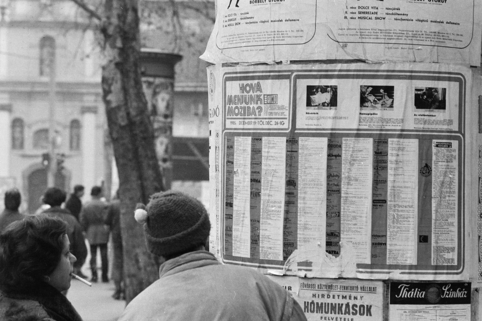 Magyarország, Budapest VIII., Rákóczi út, a felvétel a Vas utca - Gyulai Pál utca közötti szakaszon készült, balra a háttérben a Szent Rókus-kápolna., 1985, Szalay Zoltán, Budapest, hirdetőoszlop, Fortepan #213000