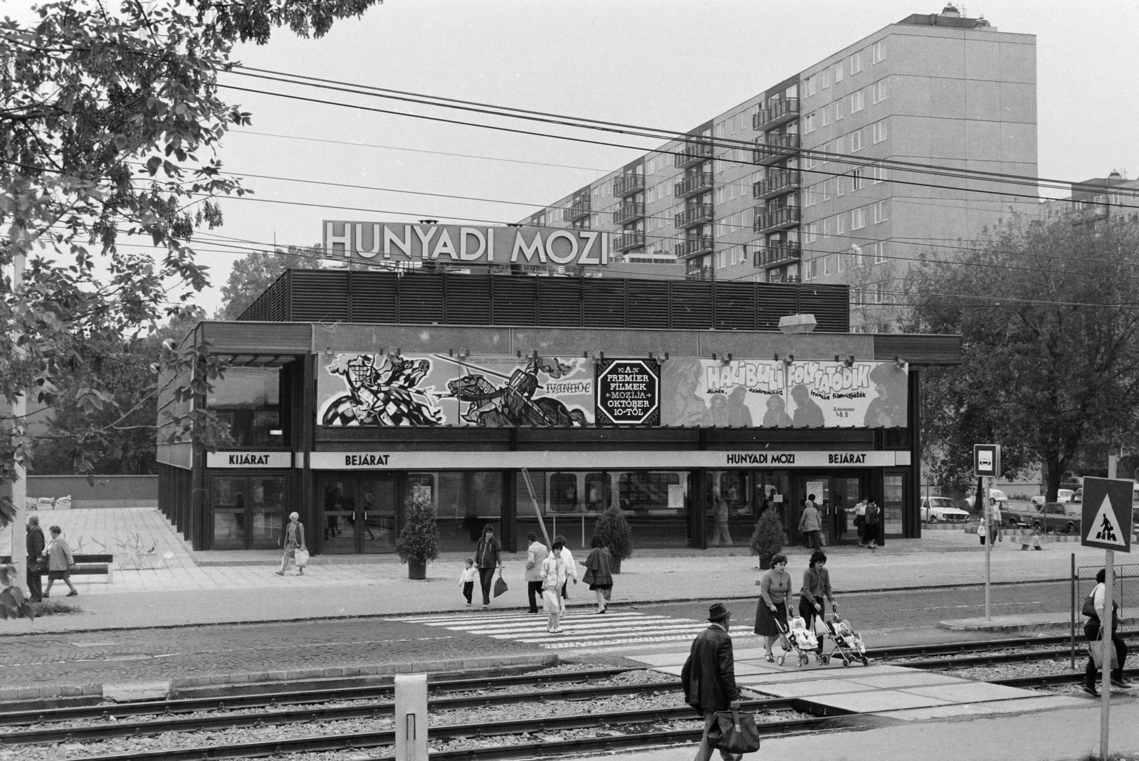 Magyarország, Budapest XIX., Üllői út 283. (Vörös Hadsereg útja 149.) Hunyadi mozi (később üzlet- és irodaház)., 1982, Szalay Zoltán, Budapest, lakótelep, filmplakát, villamosmegálló, Fortepan #213009