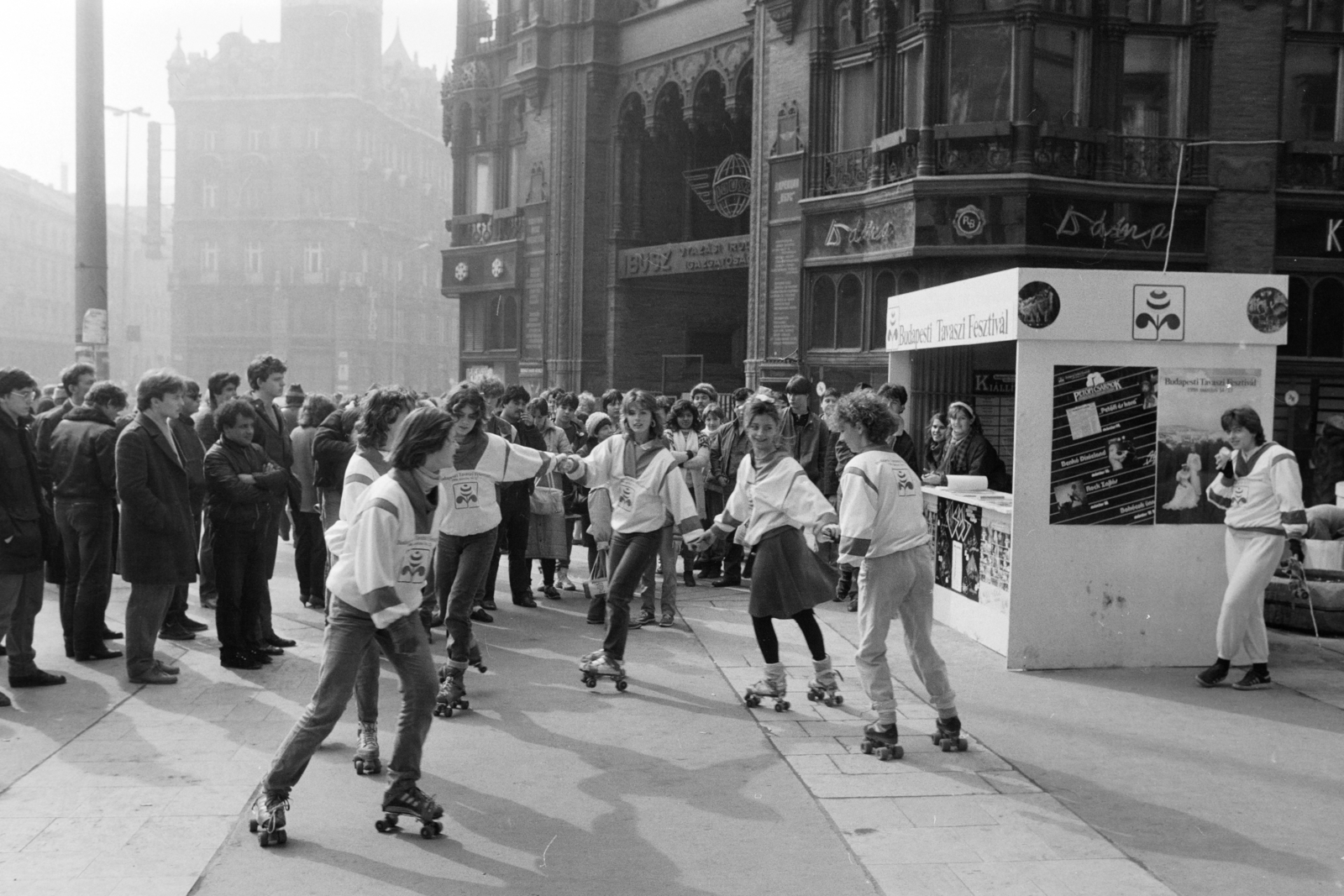 Magyarország, Budapest V., Ferenciek tere (Felszabadulás tér) a Petőfi Sándor utca torkolatánál. A felvétel a Budapesti Tavaszi Fesztivál alkalmával készült., 1986, Szalay Zoltán, görkorcsolya, Budapest, Fortepan #213024