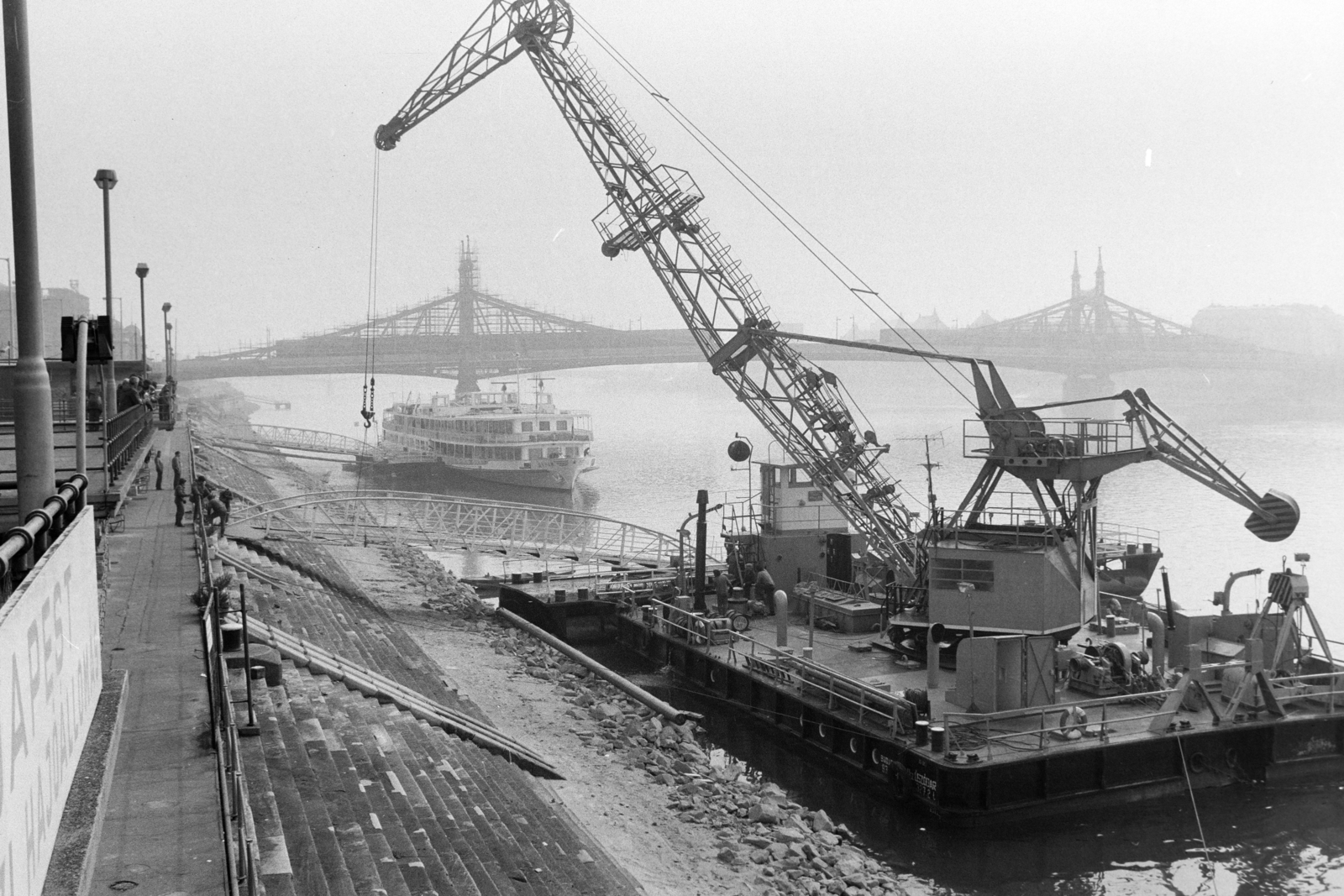 Hungary, Budapest V., Belgrád rakpart, a MAHART nemzetközi hajóállomás pontonhídját emeli a helyére a Budapest III. számú úszódaru., 1984, Szalay Zoltán, Danube, dredge, Budapest, Fortepan #213026