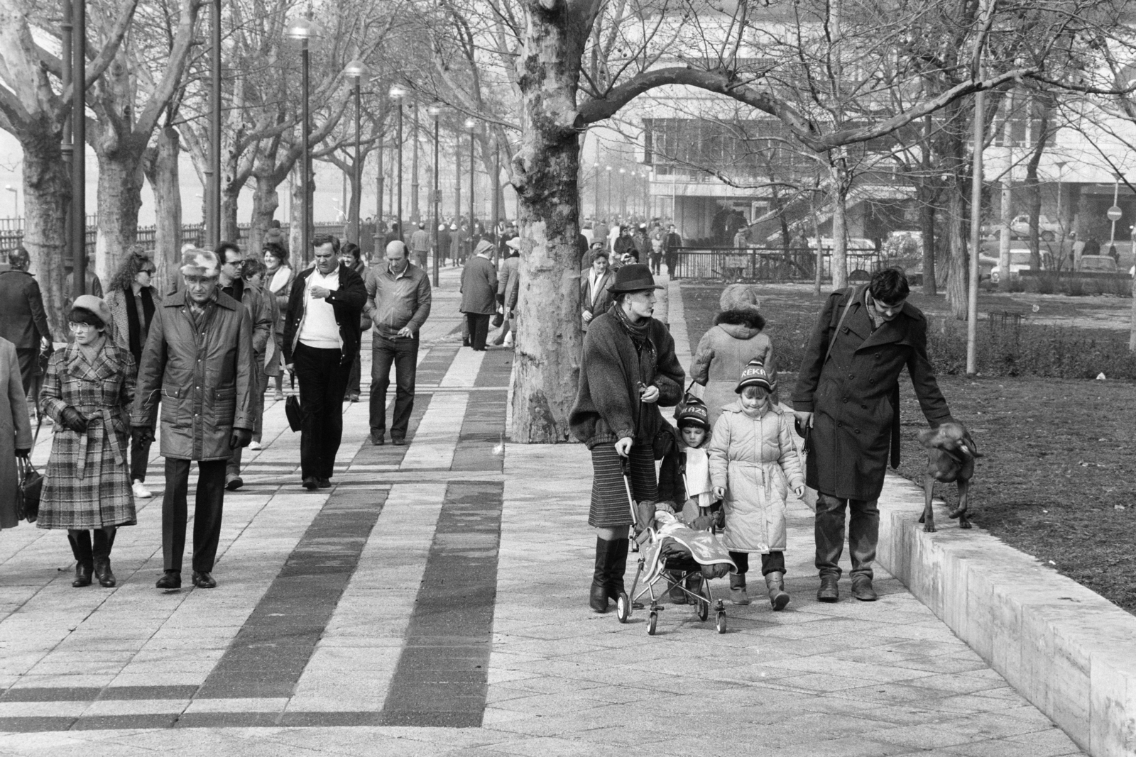 Hungary, Budapest V., Dunakorzó a Petőfi térnél, háttérben a Hotel Duna Intercontinental., 1986, Szalay Zoltán, Budapest, Fortepan #213028