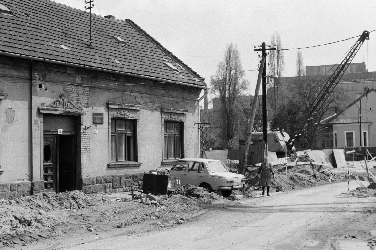 Magyarország, Budapest IV., Csányi László (Kis Zsigmond) utca az Aradi utca felől, a háttérben az Újpesti FÜSZÉRT raktára a Csányi László utca - Temesvári utca sarkán., 1982, Szalay Zoltán, Budapest, Fortepan #213050