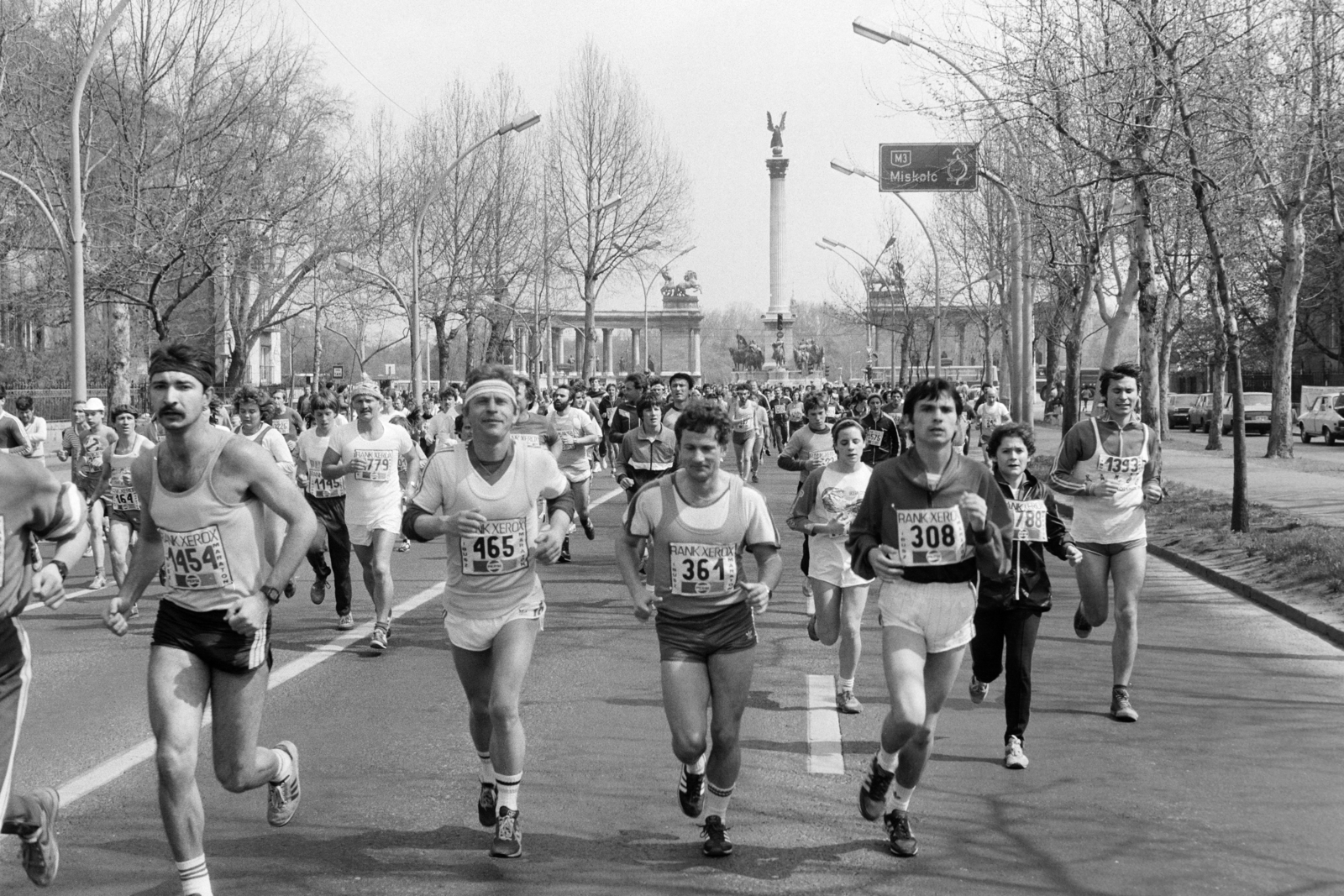 Hungary, Budapest VI.,Budapest XIV., Andrássy út (Népköztársaság útja), háttérben a Millenniumi emlékmű a Hősök terén. Az 1. IBUSZ Budapest Maraton, 1984. április 14-én., 1984, Szalay Zoltán, running, Budapest, Fortepan #213052