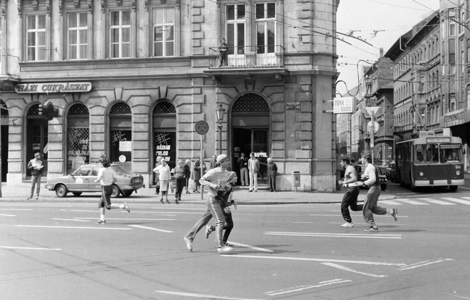 Hungary, Budapest V., Bajcsy-Zsilinszky út, jobbra a Kálmán Imre utca torkolata. Az 1. IBUSZ Budapest Maraton, 1984. április 14-én., 1984, Szalay Zoltán, trolley bus, running, Budapest, Fortepan #213053