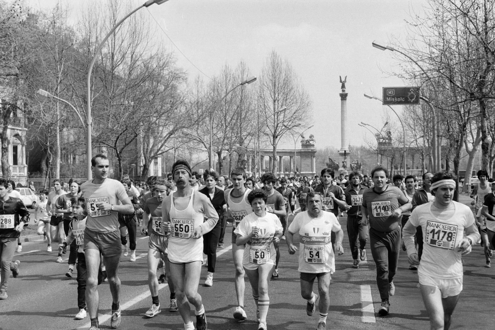 Hungary, Budapest VI.,Budapest XIV., Andrássy út (Népköztársaság útja), háttérben a Millenniumi emlékmű a Hősök terén. Az 1. IBUSZ Budapest Maraton, 1984. április 14-én., 1984, Szalay Zoltán, running, Budapest, Fortepan #213055