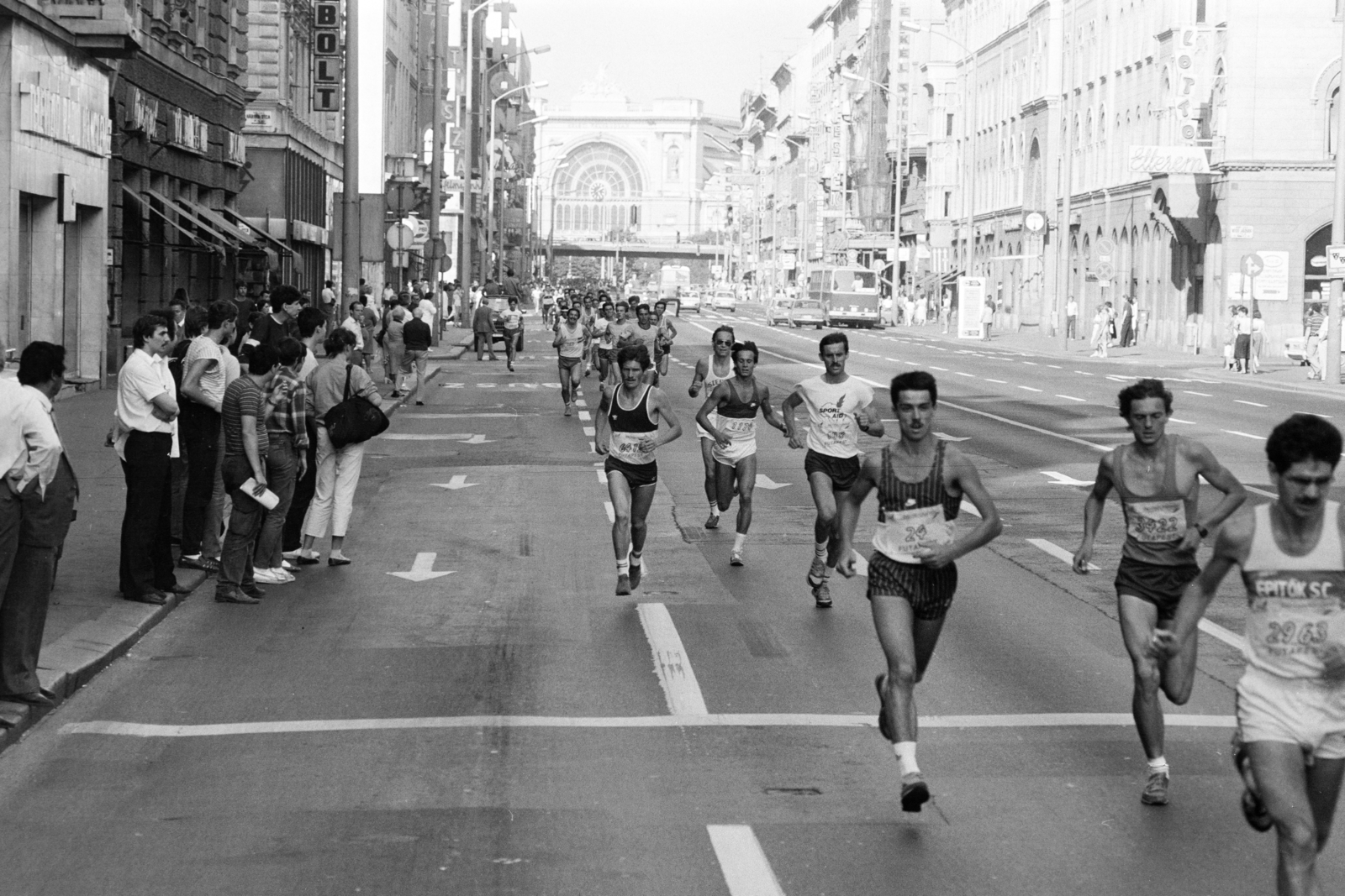 Hungary, Budapest VII.,Budapest VIII., Rákóczi út az Osvát utca torkolatától a Keleti pályaudvar felé nézve. A Sport Aid elnevezésű, az afrikai éhezők megsegítésére rendezett futóverseny., 1986, Szalay Zoltán, Budapest, Fortepan #213064