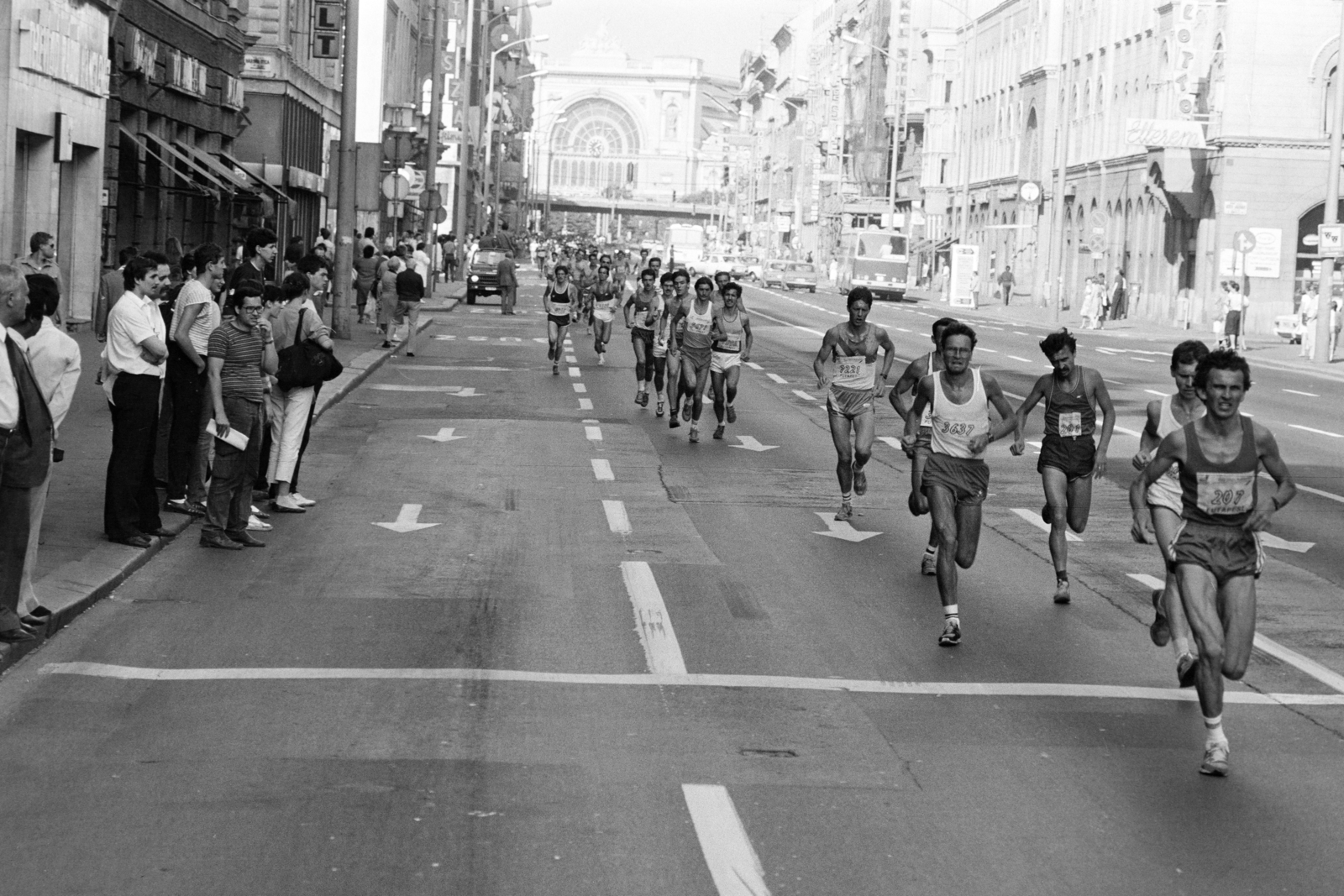 Hungary, Budapest VII.,Budapest VIII., Rákóczi út az Osvát utca torkolatától a Keleti pályaudvar felé nézve. A Sport Aid elnevezésű, az afrikai éhezők megsegítésére rendezett futóverseny., 1986, Szalay Zoltán, Budapest, Fortepan #213065
