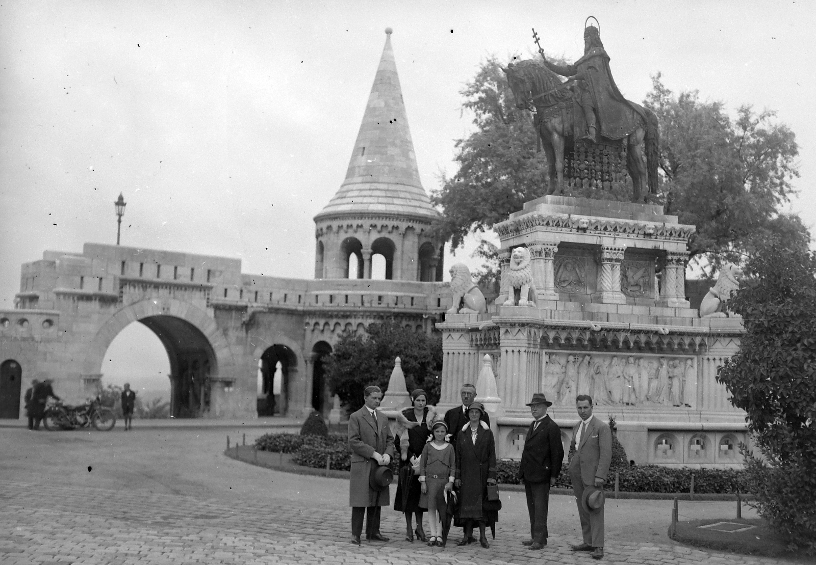 Hungary, Budapest I., Szent István szobra (Stróbl Alajos, 1906.) a Halászbástyánál., 1932, Fortepan/Album002, family, excursion, sculpture, horse sculpture, Saint Stephen I-portrayal, Budapest, Fortepan #21307