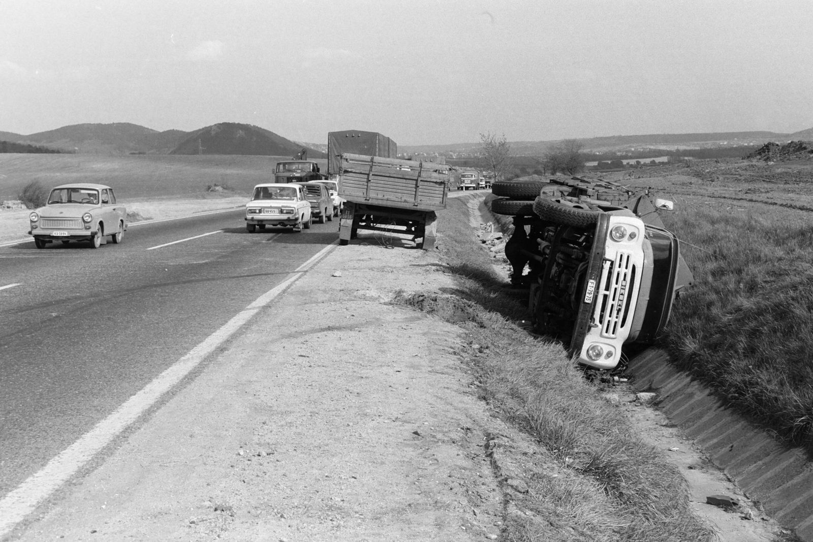 Hungary, 1-es főút, baleset Biatorbágy és Budaörs között., 1981, Szalay Zoltán, Lada-brand, Trabant-brand, ZIL-brand, trailer, accident, Fortepan #213075