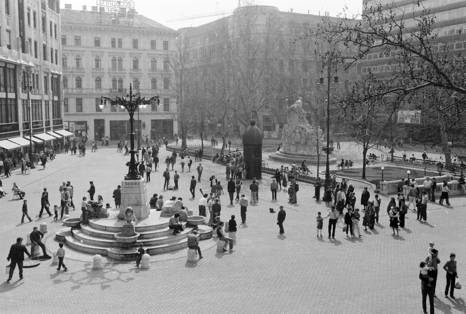 Magyarország, Budapest V., Vörösmarty tér, balra az Oroszlános díszkút, távolabb Vörösmarty Mihály szobra., 1988, Szalay Zoltán, Budapest, Fortepan #213079