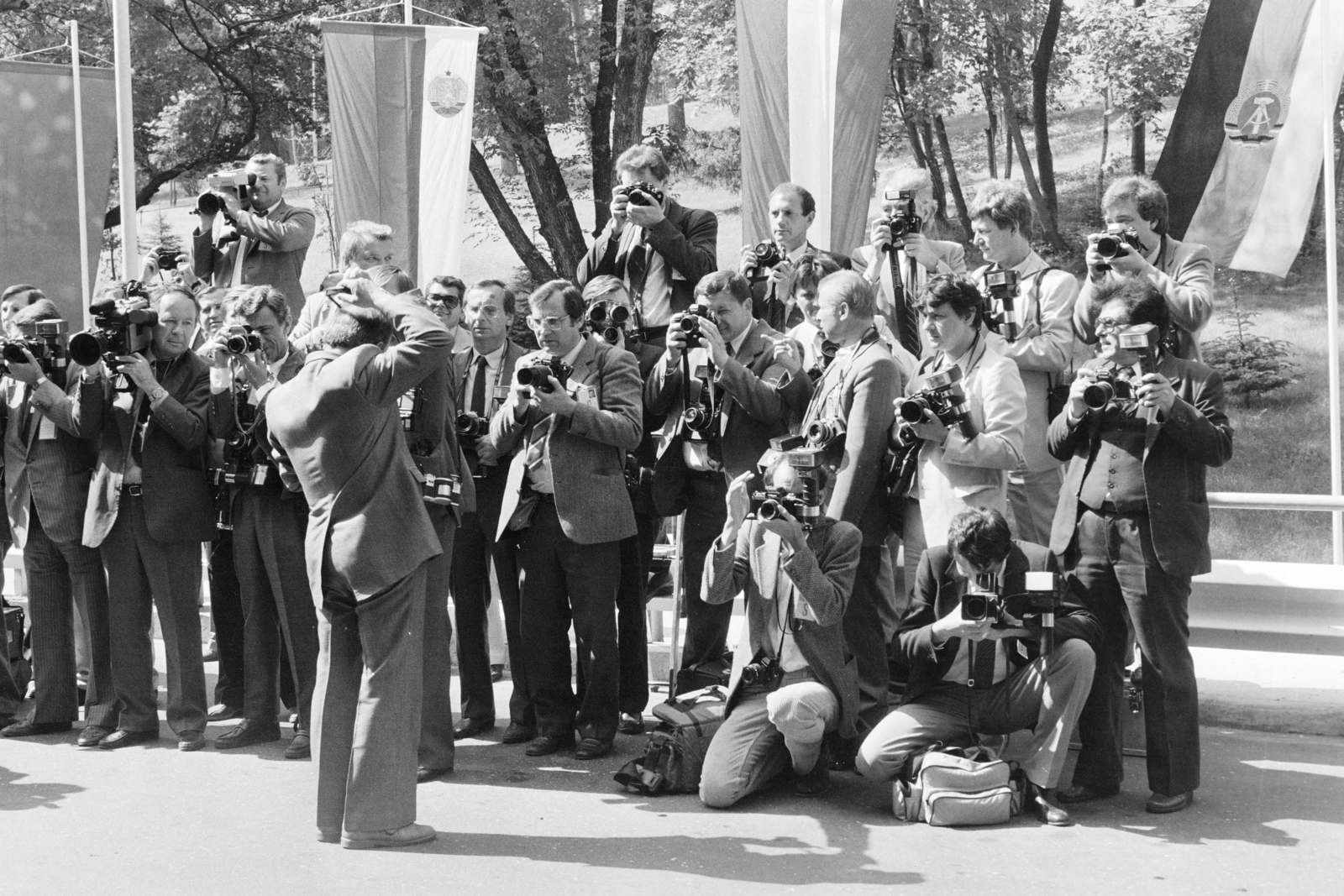 Hungary, Budapest XII., Béla király út 28-30., fotósok a kormány vendégháza előtt a Varsói Szerződés Politikai Tanácskozó Testületének budapesti találkozója idején, 1986. június 11-én., 1986, Szalay Zoltán, Budapest, Fortepan #213095