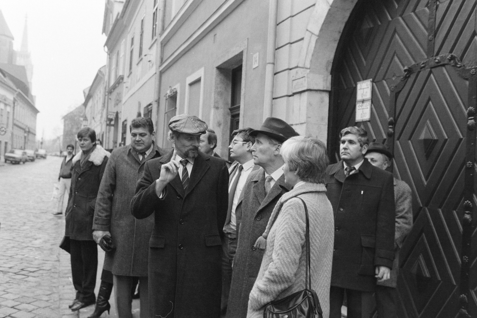 Magyarország, budai Vár, Budapest I., Táncsics Mihály utca, a felvétel a 16. számú ház kapuja előtt készült, a Hess András tér felé nézve. Előtérben középen Lázár György miniszterelnök, balra Zágon Bertalan, a kerületi tanács elnöke, jobbra dr.Fehér Józsefné, a kerületi pártbizottság első titkára. A felvétel a miniszterelnök I. kerületi látogatása alkalmával, 1986. december 9-én készült., 1986, Szalay Zoltán, Budapest, Fortepan #213097