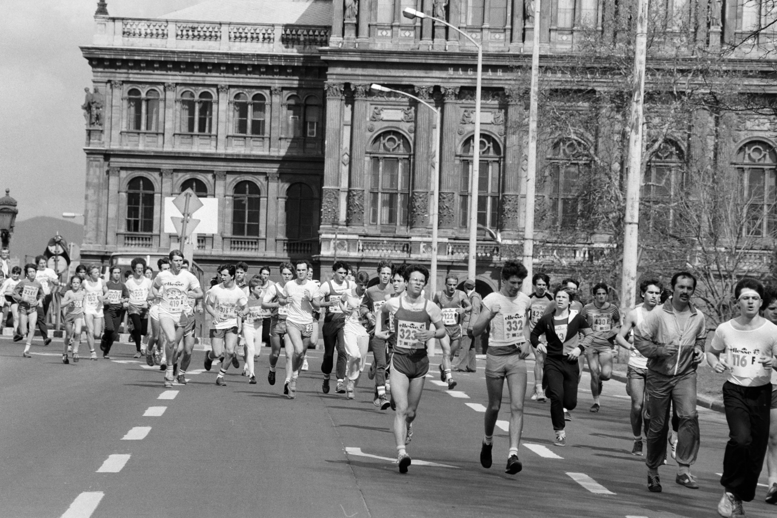 Magyarország, Budapest V., Széchenyi István (Roosevelt) tér, háttérben a Magyar Tudományos Akadémia. A 2. budapesti Vivicittá városvédő futóverseny 1987. április 5-én., 1987, Szalay Zoltán, futás, Budapest, Fortepan #213119