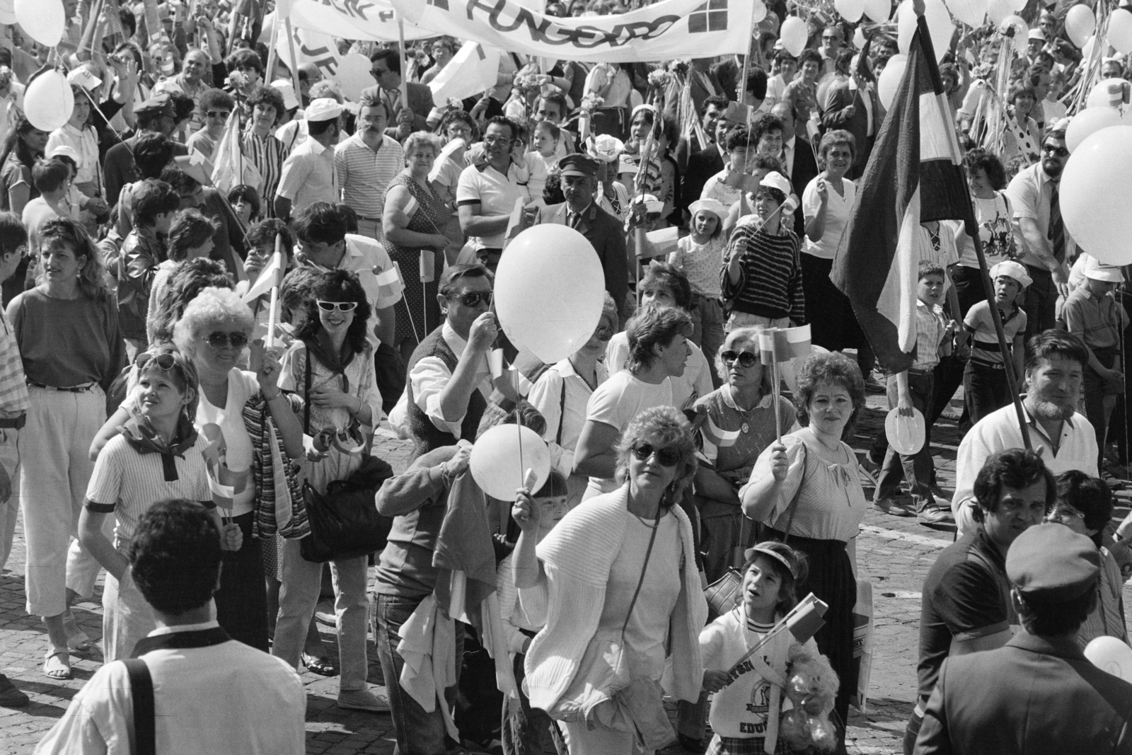 Hungary, Budapest XIV., Ötvenhatosok tere (Felvonulási tér), május 1-i felvonulás résztvevői., 1986, Szalay Zoltán, mass, Budapest, Fortepan #213121